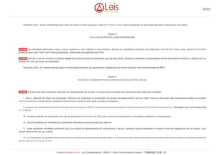 Parágrafo Único. Serão consideradas para efeito de cálculo 6 (seis) pessoas a cada 25 m² (vinte e cinco metros quadrados) de área destinada para as barracas e aos trailers.
Seção IV
Dos Locais de Reunião e Salas de Espetáculos
As edificações destinadas a lazer, cultura, esporte ou culto religioso e usos similares, deverão ter instalações sanitárias nas proporções mínimas de 2 (dois) vasos sanitários e 2 (dois)
lavatórios para cada 100m² (cem metros quadrados), observadas as exigências para PNE.
Quando o local de reunião ou salas de espetáculos estiver situado em pavimento que não seja térreo, deverá ser garantida a acessibilidade através de transporte vertical ou rampas com no
máximo 8% (oito por cento) de declividade.
Parágrafo Único. As rampas deverão seguir as orientações previstas em regulamento, obedecendo às normas técnicas sobre acessibilidade da ABNT.
Seção V
Dos Postos de Abastecimento de Combustíveis e Serviços Para Veículos
A autorização para construção de postos de abastecimento de veículos e serviços será concedida com observância das seguintes condições:
I - para a obtenção do Alvará de Construção, Reforma e/ou Ampliação ou localização dos postos de abastecimento junto ao Poder Executivo Municipal, será necessária a análise de projetos
com a emissão de correspondente certidão de licenciamento preliminar pelo órgão municipal competente;
II - deverão ser instalados em terrenos com área igual ou superior a 900 m² (novecentos metros quadrados) e testada mínima de 25 m (vinte e cinco metros); (Revogado pela Lei Complementar
nº 311/2019)
III - somente poderão ser construídos com raio de distanciamento mínimo de 100m (cem metros) de equipamentos comunitários existentes ou programados;
IV - somente poderão ser instalados em edificações destinadas exclusivamente para este fim;
V - serão permitidas atividades comerciais junto aos postos de abastecimento de combustíveis e serviço, somente quando localizadas no mesmo nível dos logradouros de uso público, com
acesso direto a área de uso coletivo;
VI - as instalações de abastecimento, bem como as bombas de combustíveis deverão distar, no mínimo, 8m (oito metros) do alinhamento predial e 5m (cinco metros) de qualquer ponto das
divisas laterais e de fundos do lote;
Art. 243.
Art. 244.
Art. 245.
59/82
LeisMunicipais.com.br - Lei Complementar 136/2011 (http://leismunicipa.is/hejan) - 15/09/2023 10:51:12
 