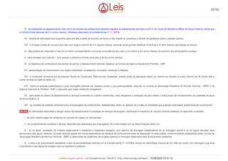 VI - as instalações de abastecimento, bem como as bombas de combustíveis deverão respeitar os afastamentos previstos na IN 21 do Corpo de Bombeiros Militar de Santa Catarina, sendo que
o mínimo frontal deve ser de 5 m (cinco metros). (Redação dada pela Lei Complementar nº 311/2019)
VII - deverá ser delimitada local específico para entrada e saída de veículos, de forma a não impedir ou prejudicar o trânsito de pedestres sobre o passeio público;
VIII - a entrada e saída de veículos será feita com largura máxima de 4 m (quatro metros), devendo ainda guardar distância mínima de 2 m (dois metros) das laterais do terreno.
IX - Não poderá ser rebaixado o meio fio no trecho correspondente à curva da concordância das ruas, e no mínimo a 5m (cinco metros) do encontro dos alinhamentos prediais;
X - para testadas com mais de 1 (um) acesso, a distância mínima entre eles é de 5m (cinco metros);
XI - os depósitos de combustíveis dos postos de serviço e abastecimento deverão obedecer as normas da Agência Nacional do Petróleo - ANP;
XII - apresentação do licenciamento nos órgãos ambientais competentes municipais, estaduais e federais.
XIII - a construção de postos que já possuam Alvará de Construção, Reforma e/ou Ampliação, emitido antes da aprovação desta Lei, deverá ser iniciada no prazo máximo de 30 (trinta) dias a
contar da data da vigência desta Lei;
XIV - todos os tanques subterrâneos e suas tubulações deverão ser testados quanto a sua estanqueidade, segundo as normas da Associação Brasileira de Normas Técnicas - ABNT e da
Agência Nacional do Petróleo - ANP, e aprovado pelo órgão ambiental competente;
XV - para todos os postos de abastecimento e serviços existentes ou a serem construídos, será obrigatória a instalação de pelo menos 3 (três) poços de monitoramento de qualidade da água
do lençol freático; e
XVI - as medidas de proteção ambiental para armazenagem de combustíveis, estabelecidas nesta Lei, aplicam-se a todas as atividades que possuam estocagem subterrânea de combustíveis.
As edificações destinadas a abrigar postos de abastecimento e prestação de serviços de lavagem, lubrificação e mecânica de veículos deverão obedecer as seguintes condições:
I - ter área coberta capaz de comportar os veículos em reparo ou manutenção;
II - ter compartimentos sanitários e demais dependências destinadas aos empregados, de conformidade com as determinações desta Lei;
III - ter os pisos, revestidos de material impermeável e resistente a freqüentes lavagens, com sistema de drenagem independente do da drenagem pluvial e ou de águas servidas, para
escoamento das águas residuais, as quais deverão passar por caixas separadoras de resíduos de combustíveis antes da disposição na rede pública, conforme padrão estabelecido pelas normas da
Associação Brasileira de Normas Técnicas - ABNT e observadas às exigências dos órgãos estadual e municipal responsável pelo licenciamento ambiental;
IV - a área a ser pavimentada, atendendo a taxa de permeabilidade definida na Lei Complementar nº 106/2009, deverá ter declividade máxima de 3% (três por cento), com drenagem que evite
o escoamento das águas de lavagem para os logradouros públicos.
Art. 246.
60/82
LeisMunicipais.com.br - Lei Complementar 136/2011 (http://leismunicipa.is/hejan) - 15/09/2023 10:51:12
 