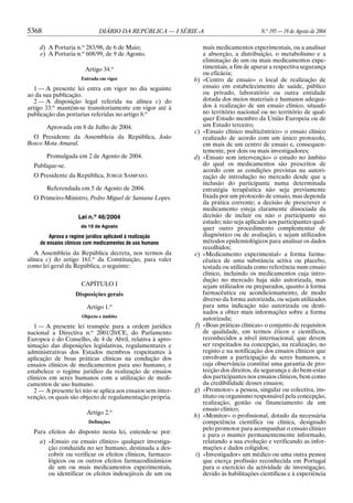 5368                          DIÁRIO DA REPÚBLICA — I SÉRIE-A                            N.o 195 — 19 de Agosto de 2004

     d) A Portaria n.o 283/98, de 6 de Maio;                      mais medicamentos experimentais, ou a analisar
     e) A Portaria n.o 608/99, de 9 de Agosto.                    a absorção, a distribuição, o metabolismo e a
                                                                  eliminação de um ou mais medicamentos expe-
                        Artigo 34.o                               rimentais, a fim de apurar a respectiva segurança
                                                                  ou eficácia;
                      Entrada em vigor                       b)   «Centro de ensaio» o local de realização de
   1 — A presente lei entra em vigor no dia seguinte              ensaio em estabelecimento de saúde, público
ao da sua publicação.                                             ou privado, laboratório ou outra entidade
   2 — A disposição legal referida na alínea c) do                dotada dos meios materiais e humanos adequa-
artigo 33.o mantém-se transitoriamente em vigor até à             dos à realização de um ensaio clínico, situado
publicação das portarias referidas no artigo 8.o                  no território nacional ou no território de qual-
                                                                  quer Estado membro da União Europeia ou de
       Aprovada em 8 de Julho de 2004.                            um Estado terceiro;
                                                             c)   «Ensaio clínico multicêntrico» o ensaio clínico
  O Presidente da Assembleia da República, João                   realizado de acordo com um único protocolo,
Bosco Mota Amaral.                                                em mais de um centro de ensaio e, consequen-
                                                                  temente, por dois ou mais investigadores;
       Promulgada em 2 de Agosto de 2004.                    d)   «Ensaio sem intervenção» o estudo no âmbito
  Publique-se.                                                    do qual os medicamentos são prescritos de
                                                                  acordo com as condições previstas na autori-
  O Presidente da República, JORGE SAMPAIO.                       zação de introdução no mercado desde que a
                                                                  inclusão do participante numa determinada
       Referendada em 5 de Agosto de 2004.                        estratégia terapêutica não seja previamente
  O Primeiro-Ministro, Pedro Miguel de Santana Lopes.             fixada por um protocolo de ensaio, mas dependa
                                                                  da prática corrente; a decisão de prescrever o
                                                                  medicamento esteja claramente dissociada da
                     Lei n.o 46/2004                              decisão de incluir ou não o participante no
                                                                  estudo; não seja aplicado aos participantes qual-
                      de 19 de Agosto                             quer outro procedimento complementar de
         Aprova o regime jurídico aplicável à realização          diagnóstico ou de avaliação, e sejam utilizados
     de ensaios clínicos com medicamentos de uso humano           métodos epidemiológicos para analisar os dados
                                                                  recolhidos;
   A Assembleia da República decreta, nos termos da          e)   «Medicamento experimental» a forma farma-
alínea c) do artigo 161.o da Constituição, para valer             cêutica de uma substância activa ou placebo,
como lei geral da República, o seguinte:                          testada ou utilizada como referência num ensaio
                                                                  clínico, incluindo os medicamentos cuja intro-
                                                                  dução no mercado haja sido autorizada, mas
                      CAPÍTULO I                                  sejam utilizados ou preparados, quanto à forma
                    Disposições gerais                            farmacêutica ou acondicionamento, de modo
                                                                  diverso da forma autorizada, ou sejam utilizados
                         Artigo 1.o                               para uma indicação não autorizada ou desti-
                                                                  nados a obter mais informações sobre a forma
                      Objecto e âmbito
                                                                  autorizada;
   1 — A presente lei transpõe para a ordem jurídica         f)   «Boas práticas clínicas» o conjunto de requisitos
nacional a Directiva n.o 2001/20/CE, do Parlamento                de qualidade, em termos éticos e científicos,
Europeu e do Conselho, de 4 de Abril, relativa à apro-            reconhecidos a nível internacional, que devem
ximação das disposições legislativas, regulamentares e            ser respeitados na concepção, na realização, no
administrativas dos Estados membros respeitantes à                registo e na notificação dos ensaios clínicos que
aplicação de boas práticas clínicas na condução dos               envolvam a participação de seres humanos, e
ensaios clínicos de medicamentos para uso humano, e               cuja observância constitui uma garantia de pro-
estabelece o regime jurídico da realização de ensaios             tecção dos direitos, da segurança e do bem-estar
clínicos em seres humanos com a utilização de medi-               dos participantes nos ensaios clínicos, bem como
camentos de uso humano.                                           da credibilidade desses ensaios;
   2 — A presente lei não se aplica aos ensaios sem inter-   g)   «Promotor» a pessoa, singular ou colectiva, ins-
venção, os quais são objecto de regulamentação própria.           tituto ou organismo responsável pela concepção,
                                                                  realização, gestão ou financiamento de um
                                                                  ensaio clínico;
                         Artigo 2.o
                                                             h)   «Monitor» o profissional, dotado da necessária
                         Definições                               competência científica ou clínica, designado
                                                                  pelo promotor para acompanhar o ensaio clínico
  Para efeitos do disposto nesta lei, entende-se por:
                                                                  e para o manter permanentemente informado,
     a) «Ensaio ou ensaio clínico» qualquer investiga-            relatando a sua evolução e verificando as infor-
        ção conduzida no ser humano, destinada a des-             mações e dados coligidos;
        cobrir ou verificar os efeitos clínicos, farmaco-    i)   «Investigador» um médico ou uma outra pessoa
        lógicos ou os outros efeitos farmacodinâmicos             que exerça profissão reconhecida em Portugal
        de um ou mais medicamentos experimentais,                 para o exercício da actividade de investigação,
        ou identificar os efeitos indesejáveis de um ou           devido às habilitações científicas e à experiência
 