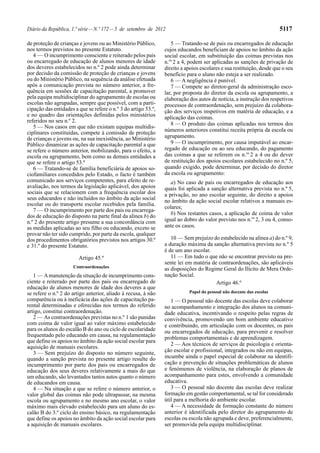 Diário da República, 1.ª série — N.º 172 — 5 de setembro de 2012                                                      5117

de proteção de crianças e jovens ou ao Ministério Público,         5 — Tratando-se de pais ou encarregados de educação
nos termos previstos no presente Estatuto.                      cujos educandos beneficiam de apoios no âmbito da ação
   4 — O incumprimento consciente e reiterado pelos pais        social escolar, em substituição das coimas previstas nos
ou encarregado de educação de alunos menores de idade           n.os 2 a 4, podem ser aplicadas as sanções de privação de
dos deveres estabelecidos no n.º 2 pode ainda determinar        direito a apoios escolares e sua restituição, desde que o seu
por decisão da comissão de proteção de crianças e jovens        benefício para o aluno não esteja a ser realizado.
ou do Ministério Público, na sequência da análise efetuada         6 — A negligência é punível.
após a comunicação prevista no número anterior, a fre-             7 — Compete ao diretor-geral da administração esco-
quência em sessões de capacitação parental, a promover          lar, por proposta do diretor da escola ou agrupamento, a
pela equipa multidisciplinar do agrupamento de escolas ou       elaboração dos autos de notícia, a instrução dos respetivos
escolas não agrupadas, sempre que possível, com a parti-        processos de contraordenação, sem prejuízo da colabora-
cipação das entidades a que se refere o n.º 3 do artigo 53.º,   ção dos serviços inspetivos em matéria de educação, e a
e no quadro das orientações definidas pelos ministérios         aplicação das coimas.
referidos no seu n.º 2.
                                                                   8 — O produto das coimas aplicadas nos termos dos
   5 — Nos casos em que não existam equipas multidis-
ciplinares constituídas, compete à comissão de proteção         números anteriores constitui receita própria da escola ou
de crianças e jovens ou, na sua inexistência, ao Ministério     agrupamento.
Público dinamizar as ações de capacitação parental a que           9 — O incumprimento, por causa imputável ao encar-
se refere o número anterior, mobilizando, para o efeito, a      regado de educação ou ao seu educando, do pagamento
escola ou agrupamento, bem como as demais entidades a           das coimas a que se referem os n.os 2 a 4 ou do dever
que se refere o artigo 53.º                                     de restituição dos apoios escolares estabelecido no n.º 5,
   6 — Tratando-se de família beneficiária de apoios so-        quando exigido, pode determinar, por decisão do diretor
ciofamiliares concedidos pelo Estado, o facto é também          da escola ou agrupamento:
comunicado aos serviços competentes, para efeito de re-            a) No caso de pais ou encarregados de educação aos
avaliação, nos termos da legislação aplicável, dos apoios       quais foi aplicada a sanção alternativa prevista no n.º 5,
sociais que se relacionem com a frequência escolar dos          a privação, no ano escolar seguinte, do direito a apoios
seus educandos e não incluídos no âmbito da ação social         no âmbito da ação social escolar relativos a manuais es-
escolar ou do transporte escolar recebidos pela família.
                                                                colares;
   7 — O incumprimento por parte dos pais ou encarrega-
dos de educação do disposto na parte final da alínea b) do         b) Nos restantes casos, a aplicação de coima de valor
n.º 2 do presente artigo presume a sua concordância com         igual ao dobro do valor previsto nos n.os 2, 3 ou 4, conso-
as medidas aplicadas ao seu filho ou educando, exceto se        ante os casos.
provar não ter sido cumprido, por parte da escola, qualquer
dos procedimentos obrigatórios previstos nos artigos 30.º          10 — Sem prejuízo do estabelecido na alínea a) do n.º 9,
e 31.º do presente Estatuto.                                    a duração máxima da sanção alternativa prevista no n.º 5
                                                                é de um ano escolar.
                        Artigo 45.º                                11 — Em tudo o que não se encontrar previsto na pre-
                                                                sente lei em matéria de contraordenações, são aplicáveis
                     Contraordenações
                                                                as disposições do Regime Geral do Ilícito de Mera Orde-
   1 — A manutenção da situação de incumprimento cons-          nação Social.
ciente e reiterado por parte dos pais ou encarregado de                                Artigo 46.º
educação de alunos menores de idade dos deveres a que
se refere o n.º 2 do artigo anterior, aliado à recusa, à não               Papel do pessoal não docente das escolas
comparência ou à ineficácia das ações de capacitação pa-           1 — O pessoal não docente das escolas deve colaborar
rental determinadas e oferecidas nos termos do referido         no acompanhamento e integração dos alunos na comuni-
artigo, constitui contraordenação.                              dade educativa, incentivando o respeito pelas regras de
   2 — As contraordenações previstas no n.º 1 são punidas       convivência, promovendo um bom ambiente educativo
com coima de valor igual ao valor máximo estabelecido           e contribuindo, em articulação com os docentes, os pais
para os alunos do escalão B do ano ou ciclo de escolaridade     ou encarregados de educação, para prevenir e resolver
frequentado pelo educando em causa, na regulamentação           problemas comportamentais e de aprendizagem.
que define os apoios no âmbito da ação social escolar para
                                                                   2 — Aos técnicos de serviços de psicologia e orienta-
aquisição de manuais escolares.
   3 — Sem prejuízo do disposto no número seguinte,             ção escolar e profissional, integrados ou não em equipas,
quando a sanção prevista no presente artigo resulte do          incumbe ainda o papel especial de colaborar na identifi-
incumprimento por parte dos pais ou encarregados de             cação e prevenção de situações problemáticas de alunos
educação dos seus deveres relativamente a mais do que           e fenómenos de violência, na elaboração de planos de
um educando, são levantados tantos autos quanto o número        acompanhamento para estes, envolvendo a comunidade
de educandos em causa.                                          educativa.
   4 — Na situação a que se refere o número anterior, o            3 — O pessoal não docente das escolas deve realizar
valor global das coimas não pode ultrapassar, na mesma          formação em gestão comportamental, se tal for considerado
escola ou agrupamento e no mesmo ano escolar, o valor           útil para a melhoria do ambiente escolar.
máximo mais elevado estabelecido para um aluno do es-              4 — A necessidade de formação constante do número
calão B do 3.º ciclo do ensino básico, na regulamentação        anterior é identificada pelo diretor do agrupamento de
que define os apoios no âmbito da ação social escolar para      escolas ou escola não agrupada e deve, preferencialmente,
a aquisição de manuais escolares.                               ser promovida pela equipa multidisciplinar.
 