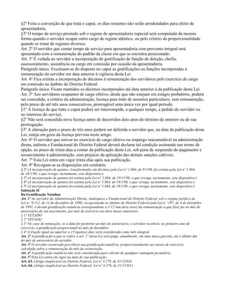 §2º Feita a convenção de que trata o caput, os dias restantes não serão arredondados para efeito de
aposentadoria.
§3º O tempo de serviço prestado sob o regime de aposentadoria especial será computado da mesma
forma quando o servidor ocupar outro cargo de regime idêntico, ou pelo critério da proporcionalidade
quando se tratar de regimes diversos.
Art. 2º O servidor que contar tempo de serviço para aposentadoria com provento integral será
aposentado com a remuneração do padrão da classe em que se encontra posicionado.
Art. 3º É vedada ao servidor a incorporação de gratificação de função de direção, chefia,
assessoramento, assistência ou cargo em comissão por ocasião da aposentadoria.
Parágrafo único. Excetuam-se do disposto no caput as gratificações ou funções incorporadas à
remuneração do servidor em data anterior à vigência desta Lei.
Art. 4º Fica extinta a incorporação de décimos à remuneração dos servidores pelo exercício de cargo
em comissão no âmbito do Distrito Federal.
Parágrafo único. Ficam mantidos os décimos incorporados até data anterior à da publicação desta Lei.
Art. 5º Aos servidores ocupantes de cargo efetivo, desde que não estejam em estágio probatório, poderá
ser concedida, a critério da administração, licença para trato de assuntos particulares, sem remuneração,
pelo prazo de até três anos consecutivos, prorrogável uma única vez por igual período.
§1º A licença de que trata o caput poderá ser interrompida, a qualquer tempo, a pedido do servidor ou
no interesse do serviço.
§2º Não será concedida nova licença antes de decorridos dois anos do término da anterior ou de sua
prorrogação.
§3º A alteração para o prazo de três anos poderá ser deferida a servidor que, na data da publicação desta
Lei, esteja em gozo da licença prevista neste artigo.
Art. 6º O servidor que estiver no exercício de cargo efetivo ou emprego inacumulável na administração
direta, indireta e Fundacional do Distrito Federal deverá declarar tal condição assinando um termo de
opção, no prazo de trinta dias a contar da publicação desta Lei, sob pena de suspensão do pagamento e
ressarcimento à administração, sem prejuízo da aplicação das demais sanções cabíveis.
Art. 7º Esta Lei entra em vigor trinta dias após sua publicação.
Art. 8º Revogam-se as disposições em contrário.
§ 2º (A incorporação de quintos, transformados em décimos pela Lei n° 1.004, de 9/1/96, foi extinta pela Lei nº 1.864,
de 19/1/98, o que revoga, tacitamente, este dispositivo.)
§ 3º (A incorporação de quintos foi extinta pela Lei n° 1.864, de 19/11/98, o que revoga, tacitamente, este dispositivo.)
§ 4º (A incorporação de quintos foi extinta pela Lei nº 1.864, de 19/1/98, o que revoga, tacitamente, este dispositivo.)
§ 5º (A incorporação de quintos foi extinta pela Lei nº 1.864, de 19/1/98, o que revoga, tacitamente, este dispositivo.)
Subseção II
Da Gratificação Natalina
Art. 1º Ao servidor da Administração Direta, Autárquica e Fundacional do Distrito Federal, sob o regime jurídico da
Lei n.º 8.112, de 11 de dezembro de 1990, recepcionada no âmbito do Distrito Federal pela Lei n.º 197, de 4 de dezembro
de 1991, é devida gratificação natalícia correspondente a 1/12 (um doze avos) da remuneração a que fizer jus no mês de
aniversário do seu nascimento, por mês de exercício nos doze meses anteriores.
§ 1º VETADO
§ 2º VETADO
§ 3º No caso de nomeação, se a data for posterior ao mês de aniversário, o servidor receberá, no primeiro ano de
exercício, a gratificação proporcional no mês de dezembro.
§ 4º A fração igual ou superior a 15 (quinze) dias será considerada como mês integral.
Art. 2º A gratificação a que se refere o art. 1º desta Lei será paga, anualmente, em uma única parcela, até o último dia
do mês de aniversário do servidor.
Art. 3º O servidor exonerado perceberá sua gratificação natalícia, proporcionalmente aos meses de exercício,
calculada sobre a remuneração do mês da exoneração.
Art. 4º A gratificação natalícia não será considerada para cálculo de qualquer vantagem pecuniária.
Art. 5º Esta Lei entra em vigor na data de sua publicação.
Art. 63. (Artigo inaplicável ao Distrito Federal. Lei nº 3.279, de 31/12/03)
Art. 64. (Artigo inaplicável ao Distrito Federal: Lei nº 3.279, de 31/12/03.)
 
