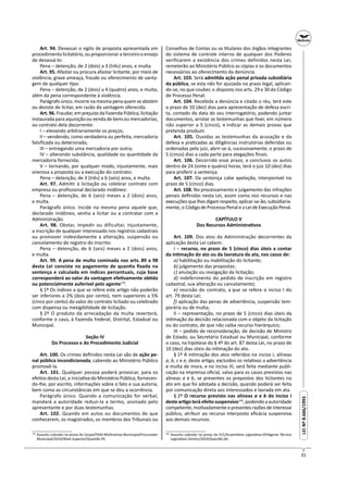 31
LEINº8.666/1993LEINº8.666/1993
Art. 94. Devassar o sigilo de proposta apresentada em
procedimento licitatório, ou proporcionar a terceiro o ensejo
de devassá-lo:
Pena – detenção, de 2 (dois) a 3 (três) anos, e multa.
Art. 95. Afastar ou procura afastar licitante, por meio de
violência, grave ameaça, fraude ou oferecimento de vanta-
gem de qualquer po:
Pena – detenção, de 2 (dois) a 4 (quatro) anos, e multa,
além da pena correspondente à violência.
Parágrafo único. Incorre na mesma pena quem se abstém
ou desiste de licitar, em razão da vantagem oferecida.
Art. 96. Fraudar, em prejuízo da Fazenda Pública, licitação
instaurada para aquisição ou venda de bens ou mercadorias,
ou contrato dela decorrente:
I – elevando arbitrariamente os preços;
II – vendendo, como verdadeira ou perfeita, mercadoria
falsiﬁcada ou deteriorada;
III – entregando uma mercadoria por outra;
IV – alterando substância, qualidade ou quan dade da
mercadoria fornecida;
V – tornando, por qualquer modo, injustamente, mais
onerosa a proposta ou a execução do contrato:
Pena – detenção, de 3 (três) a 6 (seis) anos, e multa.
Art. 97. Admi r à licitação ou celebrar contrato com
empresa ou proﬁssional declarado inidôneo:
Pena – detenção, de 6 (seis) meses a 2 (dois) anos,
e multa.
Parágrafo único. Incide na mesma pena aquele que,
declarado inidôneo, venha a licitar ou a contratar com a
Administração.
Art. 98. Obstar, impedir ou dificultar, injustamente,
a inscrição de qualquer interessado nos registros cadastrais
ou promover indevidamente a alteração, suspensão ou
cancelamento de registro do inscrito:
Pena – detenção, de 6 (seis) meses a 2 (dois) anos,
e multa.
Art. 99. A pena de multa cominada nos arts. 89 a 98
desta Lei consiste no pagamento de quan a ﬁxada na
sentença e calculada em índices percentuais, cuja base
corresponderá ao valor da vantagem efe vamente ob da
ou potencialmente auferível pelo agente139
.
§ 1º Os índices a que se refere este ar go não poderão
ser inferiores a 2% (dois por cento), nem superiores a 5%
(cinco por cento) do valor do contrato licitado ou celebrado
com dispensa ou inexigibilidade de licitação.
§ 2º O produto da arrecadação da multa reverterá,
conforme o caso, à Fazenda Federal, Distrital, Estadual ou
Municipal.
Seção IV
Do Processo e do Procedimento Judicial
Art. 100. Os crimes deﬁnidos nesta Lei são de ação pe-
nal pública incondicionada, cabendo ao Ministério Público
promovê-la.
Art. 101. Qualquer pessoa poderá provocar, para os
efeitos desta Lei, a inicia va do Ministério Público, fornecen-
do-lhe, por escrito, informações sobre o fato e sua autoria,
bem como as circunstâncias em que se deu a ocorrência.
Parágrafo único. Quando a comunicação for verbal,
mandará a autoridade reduzi-la a termo, assinado pelo
apresentante e por duas testemunhas.
Art. 102. Quando em autos ou documentos de que
conhecerem, os magistrados, os membros dos Tribunais ou
139
Assunto cobrado na prova do Cespe/PGM-RR/Analista Municipal/Procurador
Municipal/2010/Nível Superior/Questão 95.
Conselhos de Contas ou os tulares dos órgãos integrantes
do sistema de controle interno de qualquer dos Poderes
verificarem a existência dos crimes definidos nesta Lei,
remeterão ao Ministério Público as cópias e os documentos
necessários ao oferecimento da denúncia.
Art. 103. Será admi da ação penal privada subsidiária
da pública, se esta não for ajuizada no prazo legal, aplican-
do-se, no que couber, o disposto nos arts. 29 e 30 do Código
de Processo Penal.
Art. 104. Recebida a denúncia e citado o réu, terá este
o prazo de 10 (dez) dias para apresentação de defesa escri-
ta, contado da data do seu interrogatório, podendo juntar
documentos, arrolar as testemunhas que ver, em número
não superior a 5 (cinco), e indicar as demais provas que
pretenda produzir.
Art. 105. Ouvidas as testemunhas da acusação e da
defesa e pra cadas as diligências instrutórias deferidas ou
ordenadas pelo juiz, abrir-se-á, sucessivamente, o prazo de
5 (cinco) dias a cada parte para alegações ﬁnais.
Art. 106. Decorrido esse prazo, e conclusos os autos
dentro de 24 (vinte e quatro) horas, terá o juiz 10 (dez) dias
para proferir a sentença.
Art. 107. Da sentença cabe apelação, interponível no
prazo de 5 (cinco) dias.
Art. 108. No processamento e julgamento das infrações
penais deﬁnidas nesta Lei, assim como nos recursos e nas
execuçõesquelhesdigamrespeito,aplicar-se-ão,subsidiaria-
mente, o Código de Processo Penal e a Lei de Execução Penal.
CAPÍTULO V
Dos Recursos Administra vos
Art. 109. Dos atos da Administração decorrentes da
aplicação desta Lei cabem:
I – recurso, no prazo de 5 (cinco) dias úteis a contar
da in mação do ato ou da lavratura da ata, nos casos de:
a) habilitação ou inabilitação do licitante;
b) julgamento das propostas;
c) anulação ou revogação da licitação;
d) indeferimento do pedido de inscrição em registro
cadastral, sua alteração ou cancelamento;
e) rescisão do contrato, a que se refere o inciso I do
art. 79 desta Lei;
f) aplicação das penas de advertência, suspensão tem-
porária ou de multa;
II – representação, no prazo de 5 (cinco) dias úteis da
in mação da decisão relacionada com o objeto da licitação
ou do contrato, de que não caiba recurso hierárquico;
III – pedido de reconsideração, de decisão de Ministro
de Estado, ou Secretário Estadual ou Municipal, conforme
o caso, na hipótese do § 4º do art. 87 desta Lei, no prazo de
10 (dez) dias úteis da in mação do ato.
§ 1º A in mação dos atos referidos no inciso I, alíneas
a, b, c e e, deste ar go, excluídos os rela vos a advertência
e multa de mora, e no inciso III, será feita mediante publi-
cação na imprensa oﬁcial, salvo para os casos previstos nas
alíneas a e b, se presentes os prepostos dos licitantes no
ato em que foi adotada a decisão, quando poderá ser feita
por comunicação direta aos interessados e lavrada em ata.
§ 2º O recurso previsto nas alíneas a e b do inciso I
deste ar go terá efeito suspensivo140
, podendo a autoridade
competente, mo vadamente e presentes razões de interesse
público, atribuir ao recurso interposto eﬁcácia suspensiva
aos demais recursos.
140
Assunto cobrado na prova da FCC/Assembleia Legisla va-SP/Agente Técnico
Legisla vo-Direito/2010/Questão 60.
 
