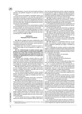 32
LEINº8.666/1993LEINº8.666/1993
§ 3º Interposto, o recurso será comunicado aos demais
licitantes, que poderão impugná-lo no prazo de 5 (cinco)
dias úteis.
§ 4º O recurso será dirigido à autoridade superior, por
intermédio da que pra cou o ato recorrido, a qual poderá
reconsiderar sua decisão, no prazo de 5 (cinco) dias úteis, ou,
nesse mesmo prazo, fazê-lo subir, devidamente informado,
devendo, neste caso, a decisão ser proferida dentro do prazo
de 5 (cinco) dias úteis, contado do recebimento do recurso,
sob pena de responsabilidade.
§ 5º Nenhum prazo de recurso, representação ou pedido
de reconsideração se inicia ou corre sem que os autos do
processo estejam com vista franqueada ao interessado.
§ 6º Em se tratando de licitações efetuadas na modali-
dade de “carta convite” os prazos estabelecidos nos incisos
I e II e no parágrafo 3º deste ar go serão de dois dias úteis.
(Incluído pela Lei nº 8.883, de 1994)
CAPÍTULO VI
Disposições Finais e Transitórias
Art. 110. Na contagem dos prazos estabelecidos nesta
Lei, excluir-se-á o dia do início e incluir-se-á o do vencimento,
e considerar-se-ão os dias consecu vos, exceto quando for
explicitamente disposto em contrário.
Parágrafo único. Só se iniciam e vencem os prazos re-
feridos neste ar go em dia de expediente no órgão ou na
en dade.
Art. 111. A Administração só poderá contratar, pagar,
premiar ou receber projeto ou serviço técnico especializa-
do desde que o autor ceda os direitos patrimoniais a ele
rela vos e a Administração possa u lizá-lo de acordo com
o previsto no regulamento de concurso ou no ajuste para
sua elaboração141
.
Parágrafo único. Quando o projeto referir-se a obra
imaterial de caráter tecnológico, insusce vel de privilégio,
a cessão dos direitos incluirá o fornecimento de todos os
dados, documentos e elementos de informação per nentes
à tecnologia de concepção, desenvolvimento, ﬁxação em
suporte sico de qualquer natureza e aplicação da obra.
Art. 112. Quando o objeto do contrato interessar a mais
de uma en dade pública, caberá ao órgão contratante,
perante a en dade interessada, responder pela sua boa
execução, ﬁscalização e pagamento.
§ 1º Os consórcios públicos poderão realizar licitação
da qual, nos termos do edital, decorram contratos adminis-
tra vos celebrados por órgãos ou en dades dos entes da
Federação consorciados.
§ 2º É facultado à en dade interessada o acompanha-
mento da licitação e da execução do contrato.
Art. 113. O controle das despesas decorrentes dos con-
tratos e demais instrumentos regidos por esta Lei será feito
pelo Tribunal de Contas competente, na forma da legislação
per nente, ﬁcando os órgãos interessados da Administração
responsáveispelademonstraçãodalegalidadeeregularidade
da despesa e execução, nos termos da Cons tuição e sem
prejuízo do sistema de controle interno nela previsto.
§ 1º Qualquer licitante, contratado ou pessoa sica ou
jurídica poderá representar ao Tribunal de Contas ou aos
órgãos integrantes do sistema de controle interno contra
irregularidades na aplicação desta Lei, para os ﬁns do dis-
posto neste ar go.
§ 2º Os Tribunais de Contas e os órgãos integrantes do
sistema de controle interno poderão solicitar para exame,
141
Assunto cobrado na prova do Cespe/PGE-PE/Procurador do Estado – grupo
I/2009/Questão 26/Asser va D.
até o dia ú l imediatamente anterior à data de recebimen-
to das propostas, cópia de edital de licitação já publicado,
obrigando-se os órgãos ou en dades da Administração in-
teressada à adoção de medidas corre vas per nentes que,
em função desse exame, lhes forem determinadas.
Art. 114. O sistema ins tuído nesta Lei não impede a
pré-qualiﬁcação de licitantes nas concorrências, a ser pro-
cedida sempre que o objeto da licitação recomende análise
mais de da da qualiﬁcação técnica dos interessados.
§ 1º A adoção do procedimento de pré-qualiﬁcação será
feita mediante proposta da autoridade competente, aprova-
da pela imediatamente superior.
§ 2º Na pré-qualiﬁcação serão observadas as exigências
desta Lei rela vas à concorrência, à convocação dos inte-
ressados, ao procedimento e à analise da documentação.
Art. 115. Os órgãos da Administração poderão expedir
normas rela vas aos procedimentos operacionais a serem
observados na execução das licitações, no âmbito de sua
competência, observadas as disposições desta Lei.
Parágrafo único. As normas a que se refere este ar go,
após aprovação da autoridade competente, deverão ser
publicadas na imprensa oﬁcial.
Art. 116. Aplicam-se as disposições desta Lei, no que
couber, aos convênios, acordos, ajustes e outros instru-
mentos congêneres celebrados por órgãos e en dades da
Administração.
§ 1º A celebração de convênio, acordo ou ajuste pelos
órgãos ou en dades da Administração Pública depende de
prévia aprovação de competente plano de trabalho proposto
pela organização interessada, o qual deverá conter, no míni-
mo, as seguintes informações:
I – iden ﬁcação do objeto a ser executado;
II – metas a serem a ngidas;
III – etapas ou fases de execução;
IV – plano de aplicação dos recursos ﬁnanceiros;
V – cronograma de desembolso;
VI – previsão de início e ﬁm da execução do objeto, bem
assim da conclusão das etapas ou fases programadas;
VII – se o ajuste compreender obra ou serviço de en-
genharia, comprovação de que os recursos próprios para
complementar a execução do objeto estão devidamente
assegurados, salvo se o custo total do empreendimento
recair sobre a en dade ou órgão descentralizador.
§ 2º Assinado o convênio, a en dade ou órgão repas-
sador dará ciência do mesmo à Assembleia Legisla va ou à
Câmara Municipal respec va.
§ 3º As parcelas do convênio serão liberadas em estrita
conformidade com o plano de aplicação aprovado, exceto
nos casos a seguir, em que as mesmas ﬁcarão re das até o
saneamento das impropriedades ocorrentes:
I–quandonão verhavidocomprovaçãodaboaeregular
aplicação da parcela anteriormente recebida, na forma da
legislação aplicável, inclusive mediante procedimentos de
ﬁscalização local, realizados periodicamente pela en dade
ou órgão descentralizador dos recursos ou pelo órgão com-
petente do sistema de controle interno da Administração
Pública;
II – quando veriﬁcado desvio de ﬁnalidade na aplicação
dos recursos, atrasos não jus ﬁcados no cumprimento das
etapas ou fases programadas, prá cas atentatórias aos prin-
cípios fundamentais de Administração Pública nas contrata-
ções e demais atos pra cados na execução do convênio, ou o
inadimplemento do executor com relação a outras cláusulas
conveniais básicas;
III – quando o executor deixar de adotar as medidas sa-
neadoras apontadas pelo par cipe repassador dos recursos
ou por integrantes do respec vo sistema de controle interno.
 