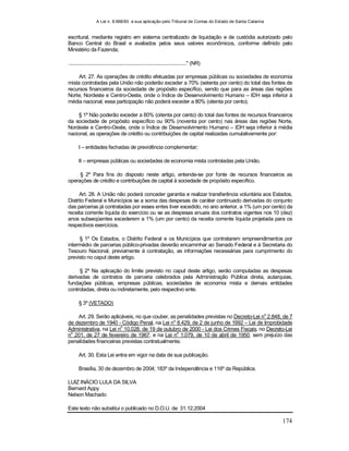 A Lei n. 8.666/93 e sua aplicação pelo Tribunal de Contas do Estado de Santa Catarina
174
escritural, mediante registro em sistema centralizado de liquidação e de custódia autorizado pelo
Banco Central do Brasil e avaliados pelos seus valores econômicos, conforme definido pelo
Ministério da Fazenda;
........................................................................................." (NR)
Art. 27. As operações de crédito efetuadas por empresas públicas ou sociedades de economia
mista controladas pela União não poderão exceder a 70% (setenta por cento) do total das fontes de
recursos financeiros da sociedade de propósito específico, sendo que para as áreas das regiões
Norte, Nordeste e Centro-Oeste, onde o Índice de Desenvolvimento Humano – IDH seja inferior à
média nacional, essa participação não poderá exceder a 80% (oitenta por cento).
§ 1º Não poderão exceder a 80% (oitenta por cento) do total das fontes de recursos financeiros
da sociedade de propósito específico ou 90% (noventa por cento) nas áreas das regiões Norte,
Nordeste e Centro-Oeste, onde o Índice de Desenvolvimento Humano – IDH seja inferior à média
nacional, as operações de crédito ou contribuições de capital realizadas cumulativamente por:
I – entidades fechadas de previdência complementar;
II – empresas públicas ou sociedades de economia mista controladas pela União.
§ 2º Para fins do disposto neste artigo, entende-se por fonte de recursos financeiros as
operações de crédito e contribuições de capital à sociedade de propósito específico.
Art. 28. A União não poderá conceder garantia e realizar transferência voluntária aos Estados,
Distrito Federal e Municípios se a soma das despesas de caráter continuado derivadas do conjunto
das parcerias já contratadas por esses entes tiver excedido, no ano anterior, a 1% (um por cento) da
receita corrente líquida do exercício ou se as despesas anuais dos contratos vigentes nos 10 (dez)
anos subseqüentes excederem a 1% (um por cento) da receita corrente líquida projetada para os
respectivos exercícios.
§ 1º Os Estados, o Distrito Federal e os Municípios que contratarem empreendimentos por
intermédio de parcerias público-privadas deverão encaminhar ao Senado Federal e à Secretaria do
Tesouro Nacional, previamente à contratação, as informações necessárias para cumprimento do
previsto no caput deste artigo.
§ 2º Na aplicação do limite previsto no caput deste artigo, serão computadas as despesas
derivadas de contratos de parceria celebrados pela Administração Pública direta, autarquias,
fundações públicas, empresas públicas, sociedades de economia mista e demais entidades
controladas, direta ou indiretamente, pelo respectivo ente.
§ 3º (VETADO)
Art. 29. Serão aplicáveis, no que couber, as penalidades previstas no Decreto-Lei no
2.848, de 7
de dezembro de 1940 - Código Penal, na Lei no
8.429, de 2 de junho de 1992 – Lei de Improbidade
Administrativa, na Lei n
o
10.028, de 19 de outubro de 2000 - Lei dos Crimes Fiscais, no Decreto-Lei
n
o
201, de 27 de fevereiro de 1967, e na Lei n
o
1.079, de 10 de abril de 1950, sem prejuízo das
penalidades financeiras previstas contratualmente.
Art. 30. Esta Lei entra em vigor na data de sua publicação.
Brasília, 30 de dezembro de 2004; 183º da Independência e 116º da República.
LUIZ INÁCIO LULA DA SILVA
Bernard Appy
Nelson Machado
Este texto não substitui o publicado no D.O.U. de 31.12.2004
 