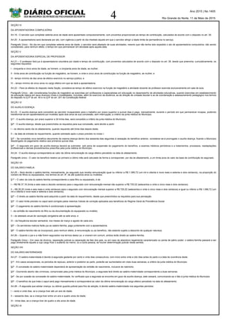 4
Ano 2015 | No 1405
Rio Grande do Norte, 11 de Maio de 2015
SEÇÃO IV
DA APOSENTADORIA COMPULSÓRIA
Art.19 - O servidor que completar setenta anos de idade será aposentado compulsoriamente, com proventos proporcionais ao tempo de contribuição, calculados de acordo com o disposto no art. 39.
Art.20 - A aposentadoria será declarada por ato, com vigência a partir do dia imediato àquele em que o servidor atingir a idade limite de permanência no serviço.
Parágrafo Único - No dia em que completar setenta anos de idade, o servidor será afastado de suas atividades, mesmo que não tenha sido expedido o ato de aposentadoria compulsória, não sendo
considerado, para nenhum efeito, o tempo em que permanecer em atividade após aquela data.
SEÇÃO V
DA APOSENTADORIA ESPECIAL DE PROFESSOR
Art.21 – O professor fará jus à aposentadoria voluntária por idade e tempo de contribuição, com proventos calculados de acordo com o disposto no art. 39, desde que preencha, cumulativamente, os
seguintes requisitos:
I - cinquenta e cinco anos de idade, se homem, e cinqüenta anos de idade, se mulher;
II - trinta anos de contribuição na função de magistério, se homem, e vinte e cinco anos de contribuição na função de magistério, se mulher; e
III - tempo mínimo de dez anos de efetivo exercício no serviço público; e
IV – tempo mínimo de cinco anos no cargo efetivo em que se dará a aposentadoria.
Art.22 – Para os efeitos do disposto nesta Seção, considera-se tempo de efetivo exercício na função de magistério a atividade docente de professor exercida exclusivamente em sala de aula.
Parágrafo Único - são consideradas funções de magistério as exercidas por professores e especialistas em educação no desempenho de atividades educativas, quando exercidas em estabelecimento
de educação básica em seus diversos níveis e modalidades, incluídas, além do exercício da docência, as de direção de unidade escolar e as de coordenação e assessoramento pedagógico nos termos
do disposto no § 5º do art. 40 e no § 8º do art. 201 da Constituição federal.
SEÇÃO VI
DO AUXÍLIO-DOENÇA
Art.23 - O auxílio-doença será concedido ao servidor incapacitado para o trabalho por prazo superior a quinze dias e pago, mensalmente, durante o período em que permanecer incapaz, podendo
transformar-se em aposentadoria por invalidez após dois anos de sua concessão, sem interrupção, a critério da junta médica do Município.
§1º - O auxílio-doença, por prazo superior a 30 trinta dias, será concedido a critério da junta médica do Município.
§2º - O auxílio-doença, desde que preenchidos os requisitos para sua concessão, será devido a partir:
I – do décimo sexto dia do afastamento, quando requerido até trinta dias depois deste;
II – da data de entrada do requerimento, quando solicitado após o prazo previsto no inciso I.
§3º – Se concedido novo benefício decorrente da mesma doença dentro dos sessenta dias seguintes à cessação do benefício anterior, considerar-se-á prorrogado o auxílio-doença, ficando o Município
desobrigado do pagamento relativo aos primeiros quinze dias.
§4º - O segurado em gozo de auxílio-doença deverá se submeter, sob pena de suspensão do pagamento do benefício, a exames médicos periódicos e a tratamentos, processos, readaptações
profissionais e demais procedimentos prescritos pela junta médica do Município.
Art.24 - O auxílio-doença corresponderá ao valor da última remuneração do cargo efetivo percebido na data do afastamento.
Parágrafo único - O valor do benefício relativo ao primeiro e último mês será calculado de forma a corresponder, por dia de afastamento, a um trinta avos do valor da base de contribuição do segurado.
SEÇÃO VII
DO SALÁRIO-FAMÍLIA
Art.25 – Será devido o salário-família, mensalmente, ao segurado que receba remuneração igual ou inferior a R$ 1.089,72 (um mil e oitenta e nove reais e setenta e dois centavos), na proporção do
número de filhos ou equiparados, nos termos do art. 8º, de até quatorze anos ou inválidos.
§1º – O valor da cota do salário-família correspondente a cada filho ou equiparado, é de:
I – R$ R$ 37,18 (trinta e sete reais e dezoito centavos) para o segurado com remuneração mensal não superior a R$ 725,02 (setecentos e vinte e cinco reias e dois centavos);
II – R$ 26,20 (vinte e seis reais e vinte centavos) para o segurado com remuneração mensal superior a R$ 725,02 (setecentos e vinte e cinco reias e dois centavos) e igual ou inferior a R$ 1.089,72 (um
mil e oitenta e nove reais e setenta e dois centavos).
§2º – O direito ao salário-família será adquirido a partir da data do requerimento, desde que preenchidos os requisitos para sua percepção.
§3º - O valor limite previsto no caput será corrigido pelos mesmos índices de correção aplicados aos benefícios do Regime Geral de Previdência Social.
§4º - O pagamento do salário-família é condicionado à apresentação:
I - da certidão de nascimento do filho ou da documentação do equiparado ou inválido;
II – do atestado anual de vacinação obrigatória até os sete anos; e
III – da frequência escolar semestral, nos meses de março e agosto de cada ano.
§5º – Os servidores inativos farão jus ao salário-família, pago juntamente com a aposentadoria.
§6º - O salário-família não se incorporará, para nenhum efeito, à remuneração ou ao benefício, não estando sujeito a desconto de qualquer natureza.
Art.26 – Quando o pai e a mãe forem segurados nos termos desta Lei, e viverem em comum, ambos terão direito ao salário-família.
Parágrafo Único – Em caso de divórcio, separação judicial ou separação de fato dos pais, ou em caso de abandono legalmente caracterizado ou perda de pátrio poder, o salário-família passará a ser
pago diretamente àquele a cujo cargo ficar o sustento do menor, ou a outra pessoa, se houver determinação judicial nesse sentido.
SEÇÃO VIII
DO SALÁRIO-MATERNIDADE
Art.27 - O salário-maternidade é devido à segurada gestante por cento e vinte dias consecutivos, com início entre vinte e oito dias antes do parto e a data de ocorrência deste.
§1º - Em casos excepcionais, os períodos de repouso, anterior e posterior ao parto, poderão ser aumentados em mais duas semanas, a critério da junta médica do Município.
§2º - A concessão do salário-maternidade dependerá de apresentação da certidão de nascimento, inclusive de natimorto.
§3º - Ocorrendo aborto não criminoso, comprovado pela junta médica do Município, a segurada terá direito ao salário-maternidade correspondente a duas semanas.
§4º - Se por ocasião da concessão do salário-maternidade, for verificado que a segurada se encontra em gozo de auxílio-doença, este cessará, comunicando-se o fato à junta médica do Município.
§5º - O benefício de que trata o caput será pago mensalmente e corresponderá ao valor da última remuneração do cargo efetivo percebido na data do afastamento.
Art.28 – À segurada que adotar criança, ou obtiver guarda judicial para fins de adoção, é devido salário-maternidade nos seguintes períodos:
I – cento e vinte dias, se a criança tiver até um ano de idade;
II – sessenta dias, se a criança tiver entre um ano e quatro anos de idade;
III – trinta dias, se a criança tiver de quatro a oito anos de idade.
SEÇÃO IX
 