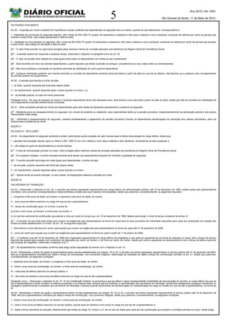5
Ano 2015 | No 1405
Rio Grande do Norte, 11 de Maio de 2015
DA PENSÃO POR MORTE
Art.29 – A pensão por morte consistirá em importância mensal conferida aos dependentes do segurado ativo ou inativo, quando do seu falecimento, correspondente a:
I – totalidade dos proventos do segurado falecido, até o limite de R$ 4.663,75 (quatro mil seiscentos e sessenta e três reais e setenta e cinco centavos), acrescido de setenta por cento da parcela que
exceder a esse limite, caso esteja aposentado à data do óbito;
II – totalidade da remuneração do segurado, até o limite de R$ 4.663,75 (quatro mil seiscentos e sessenta e três reais e setenta e cinco centavos), acrescido de setenta por cento da parcela que exceder
a esse limite, caso esteja em atividade à data do óbito.
§1º - O valor limite previsto no caput será corrigido pelos mesmos índices de correção aplicados aos benefícios do Regime Geral de Previdência Social.
§2º – A pensão poderá ser requerida a qualquer tempo, observado o disposto no parágrafo único do art. 43.
§3º - O valor da pensão será rateado em cotas iguais entre todos os dependentes com direito ao seu recebimento.
§4º - Será revertido em favor dos demais dependentes, a parte daquele cujo direito à pensão se extinguir, procedendo-se a novo rateio entre os remanescentes.
§5º - Não será protelada a concessão do benefício pela falta de habilitação de outro possível dependente.
§6º - Qualquer habilitação posterior que importe exclusão ou inclusão de dependente somente produzirá efeitos a partir da data em que ela se efetivar, não fazendo jus a qualquer valor correspondente
ao período anterior ao requerimento.
Art.30 - A pensão será devida a contar da data:
I – do óbito, quando requerida até trinta dias depois deste;
II – do requerimento, quando requerida após o prazo previsto no inciso I; ou
III – da decisão judicial, no caso de morte presumida.
Parágrafo único - No caso do disposto no inciso II, havendo dependente menor até dezesseis anos, será devida a sua cota parte a partir da data do óbito, desde que não se constitua em habilitação de
novo dependente à pensão anteriormente concedida.
Art.31 – Será concedida pensão por morte aos dependentes após seis meses de declarada judicialmente a ausência do segurado.
§1º - Mediante prova do desaparecimento do segurado, em virtude de acidente ou catástrofe, seus dependentes farão jus à pensão provisória, independentemente da declaração judicial e dos prazos
mencionados neste artigo.
§2° - Verificado o reaparecimento do segurado, cessará imediatamente o pagamento da pensão provisória, ficando os dependentes desobrigados de reposição dos valores percebidos, salvo se
comprovada a existência de má fé.
SEÇÃO X
DO AUXÍLIO - RECLUSÃO
Art.32 – Ao dependente do segurado recolhido à prisão, será devido auxílio-reclusão de valor mensal igual à última remuneração do cargo efetivo, desde que:
I – perceba remuneração mensal, igual ou inferior a R$ 1.089,72 (um mil e oitenta e nove reais e setenta e dois centavos), encontrando-se esta suspensa; e
II – não esteja em gozo de aposentadoria ou auxílio-doença.
§1º - O teto de remuneração previsto no inciso I será corrigido pelos mesmos índices de correção aplicados aos benefícios do Regime Geral de Previdência Social.
§2º - Em qualquer hipótese, o auxílio-reclusão somente será devido aos dependentes enquanto for mantida a qualidade de segurado.
§3º - O auxílio-reclusão será pago em cotas iguais aos dependentes, a contar da data:
I – da reclusão, quando requerido até trinta dias depois desta;
II – do requerimento, quando requerido após o prazo previsto no inciso I.
§4º – Aplicar-se-ão ao auxílio-reclusão, no que couber, as disposições relativas à pensão por morte.
SEÇÃO XI
DAS REGRAS DE TRANSIÇÃO
Art.33 – Observado o disposto no art. 53, o servidor que tenha ingressado regularmente em cargo efetivo da administração pública, até 16 de dezembro de 1998, poderá optar pela aposentadoria
voluntária, com proventos correspondentes à média aritmética simples das suas maiores remunerações, desde que preencha, cumulativamente, os seguintes requisitos:
I – cinquenta e três anos de idade, se homem, e quarenta e oito anos de idade, se mulher;
II – cinco anos de efetivo exercício no cargo em que se der a aposentadoria;
III – tempo de contribuição igual, no mínimo, à soma de:
a) trinta e cinco anos, se homem, e trinta anos, se mulher; e
b) um período adicional de contribuição equivalente a vinte por cento do tempo que, em 16 de dezembro de 1998, faltaria para atingir o limite de tempo constante da alínea “a”.
§1º - O servidor de que trata este artigo que cumprir as exigências para aposentadoria na forma do caput terá os seus proventos de inatividade reduzidos para cada ano antecipado em relação aos
limites de idade estabelecidos no inciso I do art. 18, na seguinte proporção:
I – três inteiros e cinco décimos por cento, para aquele que cumprir as exigências para aposentadoria na forma do caput até 31 de dezembro de 2005;
II – cinco por cento para aquele que cumprir as exigências para aposentadoria na forma do caput a partir de 1º de janeiro de 2006.
§2º – O professor que até 16 de dezembro de 1998 tiver ingressado regularmente em cargo efetivo de magistério e que opte por aposentar-se na forma do disposto no caput, terá o tempo de serviço
exercido até aquela data contado com acréscimo de dezessete por cento, se homem, e de vinte por cento, se mulher, desde que venha a aposentar-se exclusivamente com o tempo de efetivo exercício
das funções de magistério, observado o disposto no § 1º.
§3º – Às aposentadorias concedidas conforme este artigo serão reajustadas de acordo com o disposto no art. 41.
Art.34 - Ressalvado o direito de opção à aposentadoria pelas normas estabelecidas nos artigos. 18 ou 33, o servidor que tenha ingressado regularmente no serviço público até 31 de dezembro de 2003,
fará jus à aposentadoria voluntária por idade e tempo de contribuição, com proventos integrais, observadas as reduções de idade e tempo de contribuição contidas no art. 21, desde que preencha,
cumulativamente, as seguintes condições:
I – sessenta anos de idade, se homem, e cinqüenta e cinco anos de idade, se mulher;
II – trinta e cinco anos de contribuição, se homem, e trinta anos de contribuição, se mulher;
III – vinte anos de efetivo exercício no serviço público; e
IV – dez anos de carreira e cinco anos de efetivo exercício no cargo em que se der a aposentadoria.
Parágrafo único – Observado o disposto no art. 37, XI da Constituição Federal, os proventos a que se refere o caput corresponderão à totalidade da remuneração do servidor no cargo efetivo em que se
der a aposentadoria e serão revistos na mesma proporção e na mesma data, sempre que se modificar a remuneração dos servidores em atividade, sendo-lhes assegurado quaisquer benefícios ou
vantagens posteriormente concedidos aos servidores em atividade, inclusive quando decorrentes da transformação ou reclassificação do cargo ou função em que se deu a aposentadoria, na forma da
lei.
Art.35 - Ressalvado o direito de opção à aposentadoria pelas normas estabelecidas nos artigos 18, 33 ou 34, o servidor que tenha ingressado regularmente no serviço público até 16 de dezembro de
1998, fará jus à aposentadoria voluntária por idade e tempo de contribuição, com proventos integrais, desde que preencha, cumulativamente, as seguintes condições:
I – trinta e cinco anos de contribuição, se homem, e trinta anos de contribuição, se mulher;
II – vinte e cinco anos de efetivo exercício no serviço público, quinze anos de carreira e cinco anos no cargo em que se der a aposentadoria; e
III - idade mínima resultante da redução, relativamente aos limites do artigo 18, incisos I e II, de um ano de idade para cada ano de contribuição que exceder a condição prevista no inciso I deste artigo.
 
