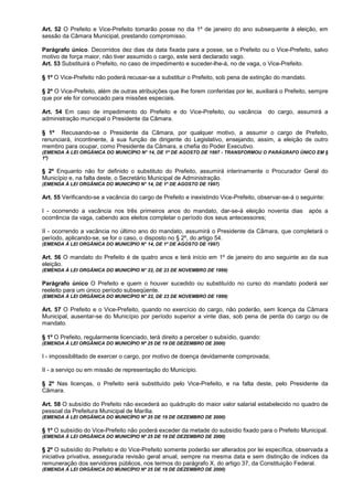 Art. 52 O Prefeito e Vice-Prefeito tomarão posse no dia 1º de janeiro do ano subsequente à eleição, em
sessão da Câmara Municipal, prestando compromisso.

Parágrafo único. Decorridos dez dias da data fixada para a posse, se o Prefeito ou o Vice-Prefeito, salvo
motivo de força maior, não tiver assumido o cargo, este será declarado vago.
Art. 53 Substituirá o Prefeito, no caso de impedimento e suceder-lhe-á, no de vaga, o Vice-Prefeito.

§ 1º O Vice-Prefeito não poderá recusar-se a substituir o Prefeito, sob pena de extinção do mandato.

§ 2º O Vice-Prefeito, além de outras atribuições que lhe forem conferidas por lei, auxiliará o Prefeito, sempre
que por ele for convocado para missões especiais.

Art. 54 Em caso de impedimento do Prefeito e do Vice-Prefeito, ou vacância              do cargo, assumirá a
administração municipal o Presidente da Câmara.

§ 1º Recusando-se o Presidente da Câmara, por qualquer motivo, a assumir o cargo de Prefeito,
renunciará, incontinente, à sua função de dirigente do Legislativo, ensejando, assim, a eleição de outro
membro para ocupar, como Presidente da Câmara, a chefia do Poder Executivo.
(EMENDA À LEI ORGÂNICA DO MUNICÍPIO N° 14, DE 1º DE AGOSTO DE 1997 - TRANSFORMOU O PARÁGRAFO ÚNICO EM §
1º)

§ 2º Enquanto não for definido o substituto do Prefeito, assumirá interinamente o Procurador Geral do
Município e, na falta deste, o Secretário Municipal de Administração.
(EMENDA À LEI ORGÂNICA DO MUNICÍPIO N° 14, DE 1º DE AGOSTO DE 1997)

Art. 55 Verificando-se a vacância do cargo de Prefeito e inexistindo Vice-Prefeito, observar-se-á o seguinte:

I - ocorrendo a vacância nos três primeiros anos do mandato, dar-se-á eleição noventa dias             após a
ocorrência da vaga, cabendo aos eleitos completar o período dos seus antecessores;

II - ocorrendo a vacância no último ano do mandato, assumirá o Presidente da Câmara, que completará o
período, aplicando-se, se for o caso, o disposto no § 2º, do artigo 54.
(EMENDA À LEI ORGÂNICA DO MUNICÍPIO N° 14, DE 1º DE AGOSTO DE 1997)

Art. 56 O mandato do Prefeito é de quatro anos e terá início em 1º de janeiro do ano seguinte ao da sua
eleição.
(EMENDA À LEI ORGÂNICA DO MUNICÍPIO N° 22, DE 23 DE NOVEMBRO DE 1999)

Parágrafo único O Prefeito e quem o houver sucedido ou substituído no curso do mandato poderá ser
reeleito para um único período subseqüente.
(EMENDA À LEI ORGÂNICA DO MUNICÍPIO N° 22, DE 23 DE NOVEMBRO DE 1999)

Art. 57 O Prefeito e o Vice-Prefeito, quando no exercício do cargo, não poderão, sem licença da Câmara
Municipal, ausentar-se do Município por período superior a vinte dias, sob pena de perda do cargo ou de
mandato.

§ 1º O Prefeito, regularmente licenciado, terá direito a perceber o subsídio, quando:
(EMENDA À LEI ORGÂNICA DO MUNICÍPIO Nº 25 DE 19 DE DEZEMBRO DE 2000)

I - impossibilitado de exercer o cargo, por motivo de doença devidamente comprovada;

II - a serviço ou em missão de representação do Município.

§ 2º Nas licenças, o Prefeito será substituído pelo Vice-Prefeito, e na falta deste, pelo Presidente da
Câmara.

Art. 58 O subsídio do Prefeito não excederá ao quádruplo do maior valor salarial estabelecido no quadro de
pessoal da Prefeitura Municipal de Marília.
(EMENDA À LEI ORGÂNICA DO MUNICÍPIO Nº 25 DE 19 DE DEZEMBRO DE 2000)

§ 1º O subsídio do Vice-Prefeito não poderá exceder da metade do subsídio fixado para o Prefeito Municipal.
(EMENDA À LEI ORGÂNICA DO MUNICÍPIO Nº 25 DE 19 DE DEZEMBRO DE 2000)

§ 2º O subsídio do Prefeito e do Vice-Prefeito somente poderão ser alterados por lei específica, observada a
iniciativa privativa, assegurada revisão geral anual, sempre na mesma data e sem distinção de índices da
remuneração dos servidores públicos, nos termos do parágrafo X, do artigo 37, da Constituição Federal.
(EMENDA À LEI ORGÂNICA DO MUNICÍPIO Nº 25 DE 19 DE DEZEMBRO DE 2000)
 