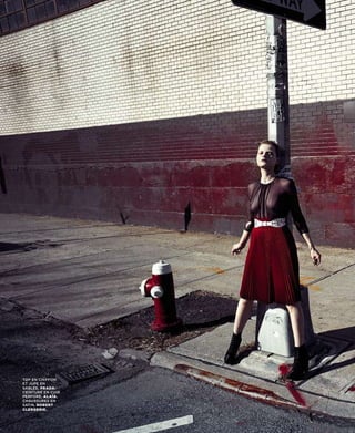 Top en chiffon
eT jupe en
sablée, PRADA.
ceinTure en cuir
perforé, ALAïA.
chaussures en
saTin, ROBERT
CLERGERIE.
 