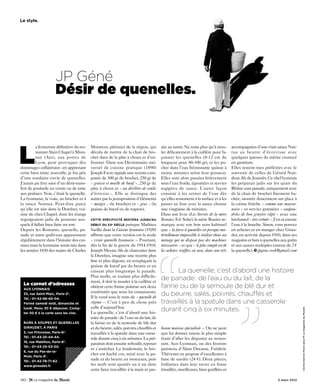 Le style.




                     JP Géné
                     Désir de quenelles.



L
          a fermeture définitive du res-   Morateur, pâtissier de la région, qui       sée au tamis. Ne reste plus qu’à mou-          accompagnées d’une vraie sauce Nan-
          taurant Alain Chapel à Mion-     décida de mettre de la chair de bro-        ler délicatement à la cuillère pour fa-        tua au beurre d’écrevisse avec
          nay (Ain), aux portes de         chet dans de la pâte à choux et d’en-       çonner les quenelles (8-12 cm de               quelques queues du même crustacé
          Lyon, peut provoquer des         fourner. Dans son Dictionnaire uni-         longueur pour 80-100 gr), et les po-           en garniture.
dommages collatéraux: en apprenant         versel de cuisine pratique (1890)           cher dans l’eau frémissante quinze à           Elles restent mes préférées avec le
cette bien triste nouvelle, je fus pris    Joseph Favre signale une recette com-       trente minutes selon leur grosseur.            souvenir de celles de Gérard Nan-
d’une soudaine envie de quenelles.         posée de 500 gr de brochet, 250 gr de       Elles sont alors passées brièvement            dron, fils de Joannès. Ce chef lyonnais
J’aurais pu être saisi d’un désir-trans-   « graisse et moelle de bœuf », 250 gr de    sous l’eau froide, égouttées et servies        les préparait jadis sur les quais du
fert de poularde en vessie ou de tarte     pâte à choux et « un décilitre de coulis    nappées de sauce. L’autre façon                Rhône sans panade, uniquement avec
aux pralines. Non, c’était la quenelle.    d’écrevisse ». Elle se distingue des        consiste à les retirer de l’eau dès            de la chair de brochet finement ha-
La lyonnaise, la vraie, au brochet et à    autres par la juxtaposition d’éléments      qu’elles remontent à la surface et à les       chée, montée doucement sur glace à
la sauce Nantua. Peut-être parce           « maigre » (le brochet) et « gras » (la     passer au four avec la sauce choisie           la crème fraîche « comme une mayon-
qu’elle est née dans la Dombes, voi-       graisse de bœuf ou de rognon).              une vingtaine de minutes.                      naise » et servies gratinées « saupou-
sine de chez Chapel, dont les étangs                                                   Dans son livre (Les Secrets de la mère         drées de bon gruyère râpé » avec une
regorgeaient jadis de poissons aux-        CETTE SPÉCIFICITÉ RESTERA JUSQU’AU          Brazier, Ed. Solar), la mère Brazier re-       béchamel « très crémée ». J’en ai encore
quels il fallait bien faire un sort.       DÉBUT DU XXe SIÈCLE   puisque Mathieu       marque avec son bon sens habituel              l’eau à la bouche. Sinon, vous pouvez
Depuis les Romains, quenelle, pa-          Varille dans la Cuisine lyonnaise (1928)    que « la farce à quenelles est presque ma-     en acheter et en manger chez Girau-
nade et autre godiveau apparaissent        affirme que cette version est la seule      tériellement impossible à réaliser dans un     det, en activité depuis 1910, dans ses
régulièrement dans l’histoire des cui-     « vraie quenelle lyonnaise ». Pourtant,     ménage qui ne dispose pas des machines         magasins et bars à quenelles aux goûts
sines mais la lyonnaise serait née dans    dès la fin de la guerre de 1914-1918,       nécessaires » et que « le plus simple est de   et aux sauces multiples (autour de 2 €
les années 1830 des mains de Charles       Joseph Moyne, fils de charcutier dans       les acheter, truffées ou non, dans une très    la quenelle). jpgene.cook@gmail.com
                                           la Dombes, imagine une recette plus
                                           fine et plus digeste, en remplaçant la
                                           graisse de bœuf par du beurre et en
                                           cuisant plus longtemps la panade.                 La quenelle, c’est d’abord une histoire
                                           Plus molle, se roulant plus difficile-
                                           ment, il doit la mouler à la cuillère et
                                                                                       de panade: de l’eau ou du lait, de la
  Le carnet d’adresses
  AUX LYONNAIS
                                           obtient cette forme pointue aux deux        farine ou de la semoule de blé dur et
                                           extrémités que nous lui connaissons.
  32, rue Saint-Marc, Paris-2e.
                                           Il la vend sous le nom de « quenelle de
                                                                                       du beurre, salés, poivrés, chauffés et
  Tél. : 01-42-96-65-04.
  Fermé samedi midi, dimanche et           régime ». C’est à peu de chose près         travaillés à la spatule dans une casserole
                                           celle d’aujourd’hui.
  lundi. Menu 30 € déjeuner. Comp-
                                                                                       durant cinq à six minutes.
                                                                                                                                                                                 Cecilia Garroni Parisi pour M Le magazine du Monde



  ter 50 € à la carte sans les vins.       La quenelle, c’est d’abord une his-
                                           toire de panade: de l’eau ou du lait, de
  BARS À SOUPES ET QUENELLES               la farine ou de la semoule de blé dur
  GIRAUDET, À PARIS                        et du beurre, salés, poivrés, chauffés et   bonne maison spécialisée ». On ne peut
  5, rue Princesse, Paris-6e.              travaillés à la spatule dans une casse-     que lui donner raison, le plus simple
  Tél. : 01-43-25-44-44.                   role durant cinq à six minutes. La pré-     étant d’aller les déguster au restau-
  16, rue Mabillon, Paris-6e.
                                           paration doit ensuite refroidir, reposer    rant. Aux Lyonnais, un des bistrots
  Tél. : 01-43-25-53-00.
                                           et s’assécher. Le lendemain, le bro-        parisiens d’Alain Ducasse, Frédéric
  6, rue du Pas-de-la-
                                           chet est haché cru, mixé avec la pa-        Thévenet en propose d’excellentes à
  Mule, Paris-3e.
  Tél. : 01-42-78-71-62.
                                           nade et du beurre en morceaux, puis         base de sandre (24 €). Deux pièces,
  www.giraudet.fr                          les œufs sont ajoutés un à un dans          brûlantes dans leur ravier en fonte
                                           cette farce travaillée à la main et pas-    émaillée, moelleuses, bien gonflées et

140 -                                                                                                                                                             3 mars 2012
 