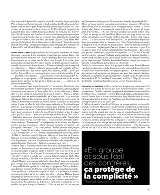 d’or autour de l’Assemblée, entre la rue de l’Université (pour qui suit le quel journaliste le faire passer. Ils ne vont pas attendre un groupe de déj’. »
PS), le boulevard Saint-Germain et les Invalides. Le Bourbon ou le Sol- Alors, qu’est-ce que les journalistes tirent de ces déjeuners ? Pour Eric
férino (surtout prisés pour les petits-déjeuners) ont des noms qui vous Mandonnet, c’est un moment où on pourra prendre le temps : « On est
évitent de demander où ils se trouvent. Au Père Claude (apprécié de là pour deux heures, il y a moins de coups de fil, on a les moyens de ne pas
Jacques Chirac pour sa tête de veau), au Bistrot de Paris, rue de l’Univer- aller droit au but… » Et des réponses anodines en disent parfois long.
sité, Chez Françoise aux Invalides, l’entrée d’un visage politique ne pro- C’est à un groupe de déj’ que Brice Hortefeux, interrogé sur ce qui em-
voquera pas de torticolis chez les convives. Sous prétexte de vouloir être pêche une alliance avec Marine Le Pen, répond : « L’euro. Elle veut en
« un peu au calme », on s’installe à une table à l’écart. Chez Tante Mar- sortir… » – sans un mot sur l’immigration. Les journalistes déjeunent
guerite, où Ségolène Royal déjeunait avec la presse à l’étage, le groupe donc pour comprendre les manœuvres, l’état d’esprit d’un état-major
de Catherine Nay s’installe dans la petite salle à manger. Du bar-tabac de politique. Face à un groupe de déj’, François Hollande détaille comment
l’Assemblée au Café de l’Alma, on briefe et complote dans les étages.            il veut incarner l’espoir quand Nicolas Sarkozy va jouer sur la peur. On
                                                                                 écoute les gens d’un même camp parler les uns des autres. « Tu sens les
Quand arrive le menu, les journalistes de radio qui se sont levés à 4 heures     gens qui ne s’aiment pas, les points de crispation. » « C’est lors d’un déj’
du matin et en sont à leur troisième repas n’ont pas encore faim. « On que j’ai compris comment Hollande avait reculé sur le quotient familial »,
fait entrée-plat ou plat-dessert ? » Penser pratique. Personne ne prend les résume un journaliste. C’est à table que l’on découvre des personnalités,
langoustines, ça ne laisse pas de place pour le stylo. Les invités sont qu’on s’aperçoit que Nathalie Kosciusko-Morizet, malgré son image de
raisonnables, en général. On rigole encore du politique qui s’était com- harpiste botticellienne, jure comme un charretier.
mandé un plateau de fruits de mer. « Il était venu bouffer sur le compte de Parfois, la conversation dévie. Un groupe attablé avec Benoît Hamon
nos rédactions… » Quant à celui qui a commandé une bouteille à 90 eu- s’embarque dans une grande discussion sur le sommeil des enfants. On
ros, qu’il sache que, des années après, Alba Ventura, de RTL, ne l’a pas n’en tire rien, sinon des liens. Mélange des genres. « La chose est mal vue
oublié. Aujourd’hui, on commande plus souvent des bouteilles d’eau par une partie de ma profession qui pense que, pour bien connaître la classe
– « une plate et une gazeuse ». L’amour de la bonne chère façon IVe Ré- politique, il vaut mieux ne pas la fréquenter », raille Franz-Olivier Giesbert
publique est un peu passé. « S’ils prennent un verre de vin, on les accom- dans son livre M. Le Président (Flammarion, avril 2011, 285 p., 19 €), avant
pagne. Ça ne nuit pas au fait qu’ils se lâchent un peu… », confie tout de de détailler la taille de la truffe qu’il va servir à Nicolas Sarkozy.
même un journaliste.
« Alors, comment vous sentez les choses ? » C’est souvent l’invité qui pose déjeuner n’est pas dîner, répète-t-on face aux soupçons de connivence. On
les premières questions. Il flatte un peu les journalistes, glisse quelques est là sur son temps de travail, pas dans l’abandon d’une soirée. « En
remarques pour montrer qu’il est au fait de la vie des rédactions. « Mélen- groupe et sous l’œil des confrères, ça apporte le minimum de convivialité en
chon n’a pas arrêté de nous passer la brosse à reluire… Il nous a dit que protégeant de la complicité », assure Thomas Legrand, éditorialiste poli-
journaliste était un métier formidable, qu’il nous enviait ! », se souvient tique à France Inter. On trace une dernière ligne blanche avec les cartes
Alexandra Ackoun. On en arrive ainsi à l’actualité. Les carnets sont de bleues quand arrive le rituel de l’addition, que l’invité peut proposer de
sortie, ils font moins peur que les micros, bannis. C’est clair, on est quand partager, sachant qu’il ne paiera pas.
même là pour ça. Mais il y a des élus, moins habitués, qu’il ne faudrait pas A Odéon, devant le resto Les Editeurs, un groupe piétine après un dé-
effrayer. « L’un plonge délicatement sa main dans la poche de son costume jeuner avec Pierre Moscovici. Un débriefing s’improvise sur le trottoir.
pour récupérer son carnet, l’autre tente d’étouffer le bruit du bouchon de son « Qu’est-ce que tu en as pensé ? » Petit vertige de l’après-off. Si une infor-
feutre pour commencer à noter. Ne pas effrayer l’orateur, ne pas le couper mation nouvelle a sauté aux yeux de tous, on se met d’accord. On ouvre
alors qu’il se révèle », écrit sur son blog Caroline Roux, de Canal+. les cahiers pour comparer ses notes. « On ne se fait aucun mauvais coup
« Quand la discussion devient intéressante, explique-t-elle, l’invité dira entre nous, l’ancienneté permet la confiance », note Eric Mandonnet, de
“Bien entendu, tout ça c’est entre nous”. Les journalistes politiques répon- L’Express, dont le groupe de déj’ a déjà plus d’une dizaine d’années.
dront en chœur “Bien entendu”, et expliqueront que les carnets sont là parce « De toute façon, il est rare qu’une info mérite qu’on se déchire. » La conclu-
qu’ils n’ont pas de mémoire. » Bien entendu, tout cela sera utilisé. « Ce sion est tirée par un journaliste d’un hebdomadaire : « Plus tu avances,
que signifie “entre nous”, c’est : vous pouvez l’utiliser, mais ne dites pas que plus tu sais qu’il n’y a rien à en tirer, mais plus tu es obligé d’en faire. »
c’est moi. Quand ils ne veulent vraiment pas être identifiés, ils insistent :
“Ça, c’est triple off!” » Ou, à l’inverse, ils revendiquent une petite phrase.
Tel Brice Hortefeux, invité à déjeuner à l’étage du bar-tabac de l’Assem-
blée, qui accuse le candidat socialiste de volte-face: « Le truc de Hollande,
c’est la pirouette, lance-t-il. Et pirouette-cacahuète, cela ne marche pas. »
Avant d’ajouter, fièrement: « Celle-là, vous pouvez la citer. »
Tout est dans la frontière subtile entre le on et le off, les propos assumés
ou non, un flou entretenu que personne ne gagnerait à éclaircir. Certains
se croient obligés d’appeler après le rendez-vous pour savoir ce qu’ils
peuvent utiliser. « Je n’ai pas le souvenir d’un truc que j’ai voulu
                                                                                   «En groupe
“dé-offer” et qu’on m’ait dit non », assure Julien Martin, de l’Obs. Oui,
dans ce monde-là, « dé-offer » est devenu un verbe et « dé-offable » un            et sous l’œil
adjectif. Il arrive que quelqu’un brise le tabou du off, mais cela se produit
plus souvent dans les déjeuners de groupe (comme début janvier, quand
François Hollande a parlé de « sale mec » à propos de Nicolas Sarkozy)
                                                                                   des confrères,
que dans les groupes de déj’, qui ont l’habitude de travailler ensemble.
Mais quelle est la valeur de ce qui s’est dit ? « Les politiques te confient       ça protège de
                                                                                   la complicité »
rarement des trucs qu’ils ne veulent pas dire », résume Hélène Jouan.
Imaginer qu’ils vont se laisser aller? « Il faudrait que l’invité ait des pro-
blèmes de mémoire pour oublier qu’il est face à quatre journalistes »,
résume Eric Mandonnet, de L’Express. Personne n’attend de se voir                    Thomas Legrand (France Inter)
confier un gros scoop au dessert. « S’ils en ont un, ils savent par

                                                                                                                                                            65
 