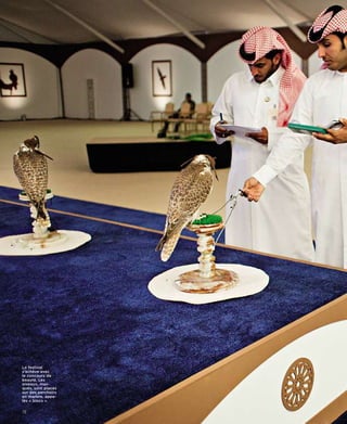 Le festival
s’achève avec
le concours de
beauté. Les
oiseaux, mas-
qués, sont placés
sur des perchoirs
en marbre, appe-
lés « blocs ».

72
 