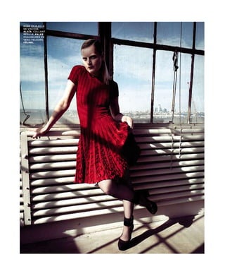 Robe en maille
de viscose,
AlAïA. collant
Résille, FAlKE.
chaussuRes en
veau velouRs,
CélINE.
 