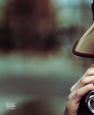 Visière en cuir et
maille, BALEN-
CIAGA pAr NICo-
LAs GhEsquIèrE.
top natté de
coton, ChANEL.
 