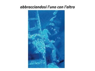 abbracciandosi l'uno con l'altro
 