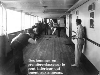 Des hommes  en première classe sur le pont  inférieur  qui jouent  aux anneaux. 