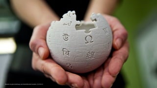 Wikipedia mini globe handheld.jpg, Lane Hartwell/Wikimedia Foundation, CC BY­SA 3.0
 