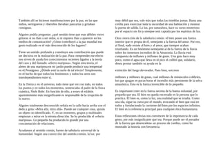 También allí se hicieron manifestaciones por la paz, en las que
indios, seringueros y ribereños llevaban pancartas y gritaban
consignas.
Alguien podría preguntar: ¿qué sentido tiene que esas débiles voces
gritaran si no iban a ser oídas, si ni siquiera iban a aparecer en los
medios de comunicación? ¿Cómo contribuyó a la paz mundial ese
gesto realizado en el más desconocido de los lugares?
Tiene un sentido profundo y constituye una contribución que puede
ser decisiva en la realización de la paz. Para comprender ese efecto
nos sirven de ayuda los conocimientos recientes ligados a la teoría
del caos y del llamado «efecto mariposa». Según esta teoría, el
aleteo de una mariposa en mi jardín puede producir una tempestad
en el Pentágono. ¿Dónde está la razón de tal efecto? Simplemente,
en el hecho de que todos los fenómenos y todos los seres son
interdependientes entre sí.
En la Tierra y en el universo, todo tiene que ver con todo, en todos
los puntos y en todos los momentos, sentenciaba el padre de la fisica
cuántica, Niels Bohr. En función de ello, a veces el eslabón
aparentemente más insignificante es responsable de la irrupción de
lo nuevo.
Alguien totalmente desconocido señala en la calle hacia arriba con el
dedo y grita: «Mira allá, mira allá». Puede ser cualquier cosa, quizás
un objeto no identificado. Y, en un momento, grupos y multitudes
empiezan a mirar en la misma dirección. Se ha producido el «efecto
mariposa». Lo pequeño ha producido lo grande por una
concatenación de relaciones.
Acudamos al sentido común, fuente de sabiduría universal de la
humanidad. Según una convicción del sentido común, la luz, por
muy débil que sea, vale más que todas las tinieblas juntas. Basta una
cerilla para exorcizar toda la oscuridad de una habitación y mostrar
la puerta de salida. La luz, por naturaleza, hace su curso misterioso
por el espacio sin fin y siempre será captada por los espíritus de luz.
Otra convicción de la sabiduría común: el bien posee una fuerza
interior que es propia de él, semejante a la fuerza del amor. Por eso,
al final, nada resiste al bien y al amor, que siempre acaban
triunfando. Es un fenómeno semejante al de la fuerza de la lluvia
sobre los inmensos incendios de la Amazonía. La lluvia está
compuesta de millones y millones de gotas. Una gota hace muy
poco, como el agua que lleva en el pico el colibrí que, solidario,
desea prestar también su ayuda en la
extinción del fuego devorador. Pues bien, son esos
millones y millones de gotas, cual millones de minúsculos colibríes,
los que apagan en pocas horas el incendio más persistente de la selva
amazónica. Ésta es la fuerza invencible de lo pequeño.
Es importante creer en la fuerza secreta de la buena voluntad, por
pequeña que sea. El bien no queda encerrado en la persona que lo
practica. El bien es, como la luz, una realidad que se irradia. Como
una ola, sigue su curso por el mundo, evocando el bien que está en
todos y fortaleciendo la corriente del bien por los espacios infinitos.
El bien es la referencia principal para cualquier ética humanitaria.
Estas reflexiones obvias nos convencen de la importancia de cada
gesto, por más insignificante que sea. Porque puede ser el portador
de la fuerza que desencadene un proceso de cambio, como ha
mostrado la historia con frecuencia.
 