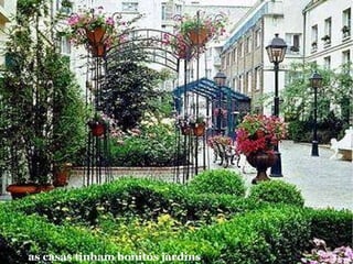 as casas tinham bonitos jardins   