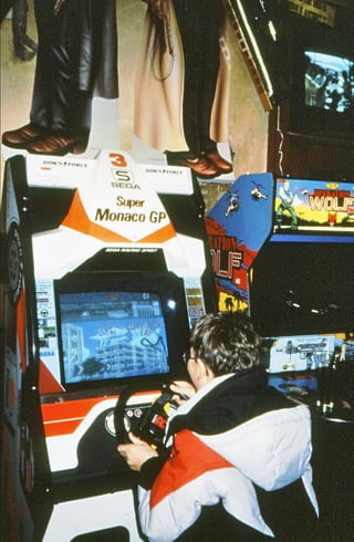 Leon blum playing super monaco arcade game