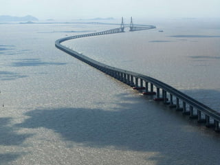 El puente de la bahía de Hangzhou, China