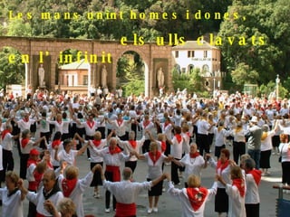 Les mans unint homes i dones, els ulls clavats en l’infinit 