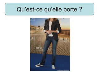 Qu’est-ce qu’elle porte ?
 