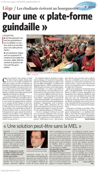 Le Soir (par page), 22/03/2010, page/bladzijde 12



  Liège / Les étudiants écrivent au bourgmestre

  Pour une « plate-forme
  guindaille »
  L’ESSENTIEL
    ● Un bourgmestre qui
    met les guindailleurs
    sur la sellette, un rec-
    teur prêt à se mouiller
    pour une salle perma-
    nente…
    ● Les étudiants réagis-
    sent en proposant la
    création d’une plate-for-
    me pour régler définiti-
    vement la question de
    l’accueil des guin-
    dailles.

                                         UNE SALLE EN DUR pour accueillir les libations estudiantines liégeoises ? La question remonte à
                                         1997… © DESSART.

          ’est un dossier vieux comme un fond          Les étudiants liégeois ripostent en appe-          plus discrètes, plus sécurisées, plus conforta-

  C       de bière d’après ripaille. Depuis plus
          de dix ans, le monde estudiantin lié-
  geois est en panne de salle où organiser ses
                                                     lant au dialogue. Ce week-end, l’Association
                                                     générale des étudiants liégeois (AGEL) ainsi
                                                     que son ASBL immobilière « La Maison des
                                                                                                          bles, plus contrôlables pour près de 30.000
                                                                                                          étudiants qui fréquentent actuellement nos
                                                                                                          infrastructures », peut-on lire dans la lettre
  guindailles. Contrairement aux camardes de         étudiants liégeois » (MEL) ont fait parvenir à       ouverte au bourgmestre qui ne manque pas
  beuverie de Bruxelles, Louvain-la-Neuve, Na-       Willy Demeyer une lettre ouverte dans laquel-        de réagir (lire ci-dessous).
  mur et Mons qui ont à leur disposition qua-        le ils souhaitent « un soutien sans faille des          Après avoir proposé la construction d’une
  tre murs et un toit où ils peuvent « clasher »,    autorités publiques, une bienveillance incon-        salle « rock and guindaille » sur le site du Val
  baptiser et célébrer leurs saints patrons qu’ils   ditionnelle qui permette de faire évoluer tou-       Benoît, la MEL se tourne aujourd’hui vers
  s’appellent Verhaegen ou Nicolas.                  tes les situations difficiles plutôt que de tan-     l’acquisition d’un bâtiment désaffecté situé
     La semaine passée, lors de la Saint-Torè, le    cer inutilement ». Et de proposer la création        sur un autre site en périphérie du centre-ville
  chapiteau du Val Benoît a accueilli 5.000 ta-      d’une cellule « salle étudiants », une sorte de      dans une zone non résidentielle, histoire
  bliers en trois jours. Près de 8.000 étudiants     « plate-forme guindaille » qui réunirait les di-     d’éviter les nuisances sonores et de proposer
  se sont rendus aux Quatre-Heures trottinet-        vers acteurs concernés par les manifestations        aux fêtards un possible retour en bus. Les re-
  tes au campus du Sart Tilman. Le tout avec         étudiantes : bourgmestre, ULG et Hautes-             cettes annuelles des bars pourraient lui per-
  une surveillance renforcée de la police et de      Ecoles, AGEL, MEL, Fédération des étu-               mettre de financer une partie de l’investisse-
  la Ville pour éviter un nouveau décès après        diants mais également les services de sécuri-        ment.
  qu’un étudiant soit tombé dans la Meuse le         tés comme les pompiers, le service de sécuri-           Le dossier va-t-il enfin se concrétiser ? Ber-
  22 février dernier. Dans Le Soir du 16 mars,       té et de salubrité publique ou l’Urbanisme.          nard Rentier, recteur de l’ULg, ne reste pas
  le bourgmestre n’a pas manqué de mettre les          « Trouver, aménager et financer une salle          passif contrairement à ses prédécesseurs.
  étudiants sur la sellette, en se plaignant du      pour les activités étudiantes relève de la ga-       Mais le choix d’un lieu permanent de guin-
  manque d’interlocuteurs stables. « Pour les        geure, déclare Quentin le Bussy, au nom de la        daille pourrait bien se faire indépendam-
  manifestations suivantes, on verra. Ce sera        MEL. Elle rendrait les activités festives étu-       ment du projet de la MEL si on écoute bien le
  ailleurs ou pas du tout. »                         diantes – folkloriques ou non – plus propres,        bourgmestre… ■                   PHILIPPE BODEUX




   « Une solution peut-être sans la MEL »
               ENTRETIEN                                                        quées. La politique avec un petit      un collectif de parents concer-
         rouver une salle permanen-                                             « p » ça ne m’intéresse pas. En-       nant l’alcoolisme chez les jeunes
   T     te pour les guindailles étu-
   diantes : c’est une vieille promes-
                                                                                suite, cette année, nous n’avons
                                                                                pas reçu de calendrier des mani-
                                                                                                                       et la manière dont les firmes de
                                                                                                                       boissons s’attaquent aux adoles-
   se du bourgmestre de Liège qui                                               festations avec les demandes ad        cents. Pour la salle, j’ai une série
   y voit une « infrastructure indis-                                           hoc. Je n’ai pas voulu interdire       de lieux potentiels. Nous allons
   pensable pour la métropole lié-                                              les fêtes pour ne pas provoquer        trouver une solution, peut-être
   geoise ». Cela pourrait se faire                                             de rébellion. Mais je constate         sans la MEL. Je n’ai pas néces-
   sans que les étudiants soient à                                              que l’organisation étudiante           sairement besoin d’eux mais je
   l’initiative. Explications.                                                  n’est pas toujours crédible.           n’ai aucun problème à les ren-
                                         CE N’EST PAS la première fois que le   Que répondez-vous à la deman-          contrer. Pour loi, la plate-forme
   La MEL, chargée par le monde          maïeur promet de trouver une salle.    de dialogue de la MEL ?                doit être hébergée à l’Université
   du folklore étudiant de trouver                                              Oui, si les interlocuteurs sont sta-   avec un employé qui se charge
   une salle, se plaint d’être mal       notamment lorsque les étu-             bles, sérieux et crédibles. Je suis    du suivi des demandes des étu-
   traitées par les édiles…              diants libéraux ont exploité poli-     prêt à les rencontrer mais je ne       diants. Une des difficultés con-
   J’ai des difficultés à trouver chez   tiquement ma sévérité à l’égard        les ai pas attendus. Cette semai-      siste à impliquer, en plus de
   eux des interlocuteurs sérieux et     de la sécurité au chapiteau. Or,       ne, je vois les autorités universi-    l’ULg, l’ensemble des Hautes-
   durables. Par le passé, j’ai eu       le vent soufflait à 100km/h, les       taires. Le recteur souhaite s’im-      Ecoles. ■        Propos recueillis par
   quelques expériences difficiles       sorties de secours étaient blo-        pliquer. Je rencontre également                                        Ph.Bx




Copyright Rossel & Cie
 