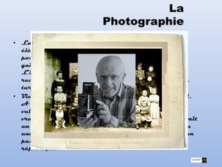 • La plus part du temps la photographie saisie les
élèves dans une gravité de circonstance. Leur
position est figée ; leur visage ne respire pas la
gaieté. Il est vrai que le moment est solennel.
L’instituteur ou l’institutrice fait ses dernières
recommandations, après avoir réprimandé les plus
turbulents.
• Vient alors le photographe, qui ajuste son matériel.
A une époque où la photographie était encore peu
vulgarisée, - le petit oiseau qui va sortir – avait
vraiment de quoi intimider…Immortalisant de ce fait
un souvenir qui bientôt devait trôner sur un mur ou
une cheminée tel un trophée preuve irréfutable d’un
passage obligatoire et méritant à l’école de la
république !
 