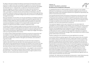 Par ailleurs, le fait que le transport de matériaux, de personnes (et d’autres êtres vivants)
puisse être un aspect mineur dans la conception d’un système est une idée récente de la
modernité. Le confort et le pouvoir issus de cette mobilité accrue ainsi que des technologies
de l’information sont un « cheval de Troie » qui détruit les communautés et accélère la
demande énergétique. La mobilité et la vitesse dans les pays riches sont devenues si
dysfonctionnelles qu’elles ont donné naissance aux mouvements « Slow Food » et « Slow
cities », par réaction. La révolution dans les communications et l’informatique a donné un
nouvel élan à l’idée que la vitesse est une bonne chose, mais là encore on voit surgir des effets
pervers caractéristiques, par exemple le déluge de pourriels qui menacent la convivialité de la
messagerie électronique.
Beaucoup d’exemples concrets offrent une vision plus équilibrée qui contrebalance l’attirance
naturelle qu’exercent sur nous les processus rapides et les systèmes à grande échelle. Par
exemple, la réponse rapide des cultures aux engrais solubles est souvent de courte durée.
Le fumier, le compost et les minéraux naturels fournissent généralement aux plantes des
nutriments plus équilibrés et durables. Et si l’on obtient de bons résultats avec un peu
d’engrais, ça ne garantit pas de meilleurs résultats en augmentant la dose.
En foresterie, les arbres à croissance rapide ont souvent une durée de vie courte. Mais
d’autres espèces, qui poussent apparemment plus lentement, mais qui sont plus utiles, voient
leur croissance s’accélérer et même dépasser les espèces à croissance rapide après dix ou
vingt ans. Une petite plantation régulièrement éclaircie et élaguée peut dégager davantage de
revenu qu’une grande plantation sans entretien.
En nutrition animale, le bétail poussé grâce aux aliments concentrés est souvent plus sujet
aux maladies et vit moins longtemps que les animaux élevés dans des conditions plus
naturelles. Le surpâturage est une des causes prépondérantes de la dégradation des sols,
alors que des troupeaux plus modestes et bien gérés sont bénéfiques, voire essentiels, à
l’agriculture durable.
Dans les villes surpeuplées, la vitesse apparente et le confort de la voiture entravent la
mobilité et détruisent le bien-être, alors que le vélo, beaucoup plus petit, plus lent et plus
sobre, permet une plus grande liberté de mouvement sans pollution ni bruit. De plus, les vélos
peuvent être plus efficacement produits et assemblés dans des usines locales plus petites
que celles qui doivent réaliser les économies d’échelle nécessaires à l’industrie automobile.
Le proverbe « Plus on est grand, plus on tombe de haut » nous rappelle l’un des inconvénients
de la démesure et de la croissance excessive. Quant au proverbe « Rien ne sert de courir, il
faut partir à point », il fait partie des nombreux dictons qui encouragent la patience tout en
exprimant une vérité commune dans la nature et la société.
PRINCIPE 10:
UTILISER ET VALORISER LA DIVERSITÉ
Ne mettez pas tous vos œufs dans le même panier
Le méliphage d’Australie et le colibri possèdent tous deux un long bec et sont capables
d’effectuer un vol stationnaire, ce qui les rend parfaitement adaptés pour boire le nectar de
longues fleurs étroites. Cette remarquable coévolution est le symbole de la spécialisation des
formes et des fonctions dans la nature.
C’est la grande diversité de formes, de fonctions et d’interactions au sein de la nature et de
l’humanité qui donne naissance à la complexité des systèmes issus de l’évolution. Le rôle
et l’importance de la diversité dans la nature, la culture et la permaculture sont eux-mêmes
complexes, fluctuants et parfois contradictoires en apparence. Il faut voir la diversité comme
le résultat d’un équilibre ou d’une tension dans la nature, entre d’un côté la variété et la
possibilité, et de l’autre côté la productivité et la puissance.
Il est maintenant largement reconnu que la monoculture est une cause majeure de
vulnérabilité vis-à-vis des ravageurs et des maladies, et par conséquent une cause du recours
généralisé aux produits chimiques toxiques et à l’énergie pour les combattre. La polyculture
constitue l’une des applications les plus importantes et les plus largement reconnues de
l’usage de la diversité afin d’être moins sensible aux ravageurs, aux aléas climatiques et
aux fluctuations du marché. La polyculture réduit également la dépendance aux systèmes
marchands et favorise l’autonomie des ménages et des communautés en leur offrant une plus
grande variété de biens et de services.
Toutefois, la polyculture n’est certainement pas la seule application de ce principe.
La diversité des différents systèmes agraires reflète la nature unique du site, de la situation
et du contexte culturel. La diversité des structures, qu’elles soient vivantes ou construites,
est un aspect important de ce principe, tout comme la diversité au sein des espèces et des
populations, y compris dans les communautés humaines. La préservation d’au moins une
partie de la grande diversité des langues et des cultures de la planète est sans doute aussi
importante que la conservation de la biodiversité. Si la descente énergétique s’accompagne de
réponses inadaptées et destructrices, il y aura des impacts négatifs sur la diversité culturelle
et la biodiversité. Mais à plus long terme, la descente énergétique ralentira la machine
économique destructrice de biodiversité et stimulera une nouvelle diversité au niveau
local et dans les écorégions. Alors que de nombreux mouvements écologistes et sociaux
reconnaissent seulement la diversité biologique et culturelle passée, la permaculture se
consacre tout aussi activement à la création d’une nouvelle biodiversité régionale à partir du
creuset naturel et culturel dont nous avons hérité.
Le proverbe « Ne mettez pas tous vos œufs dans le même panier » traduit l’idée de bon sens
que la diversité nous sert d’assurance contre les aléas de la nature et du quotidien.
2322
 