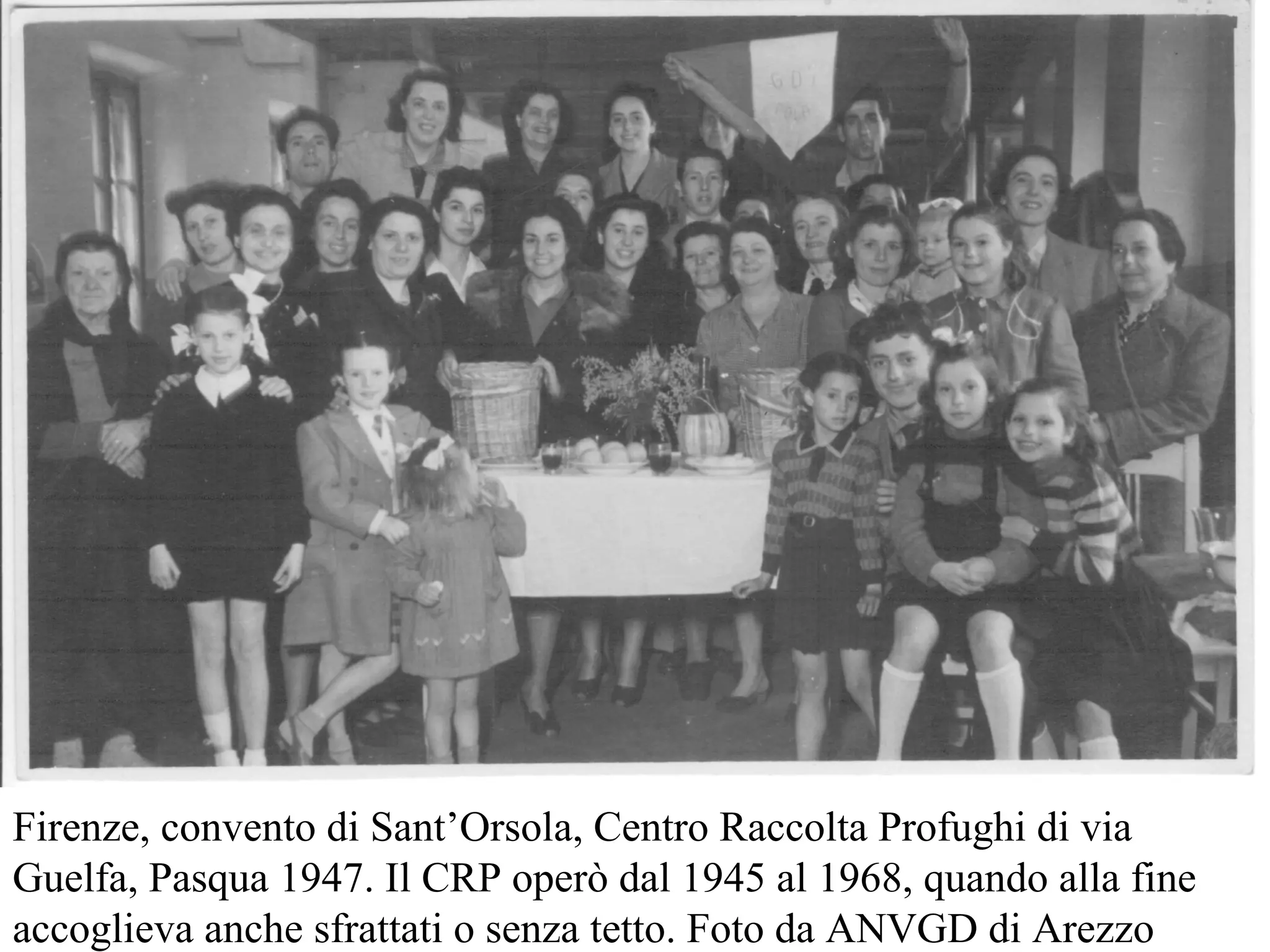 Firenze, convento di Sant’Orsola, Centro Raccolta Profughi di via
Guelfa, Pasqua 1947. Il CRP operò dal 1945 al 1968, quando alla fine
accoglieva anche sfrattati o senza tetto. Foto da ANVGD di Arezzo
 