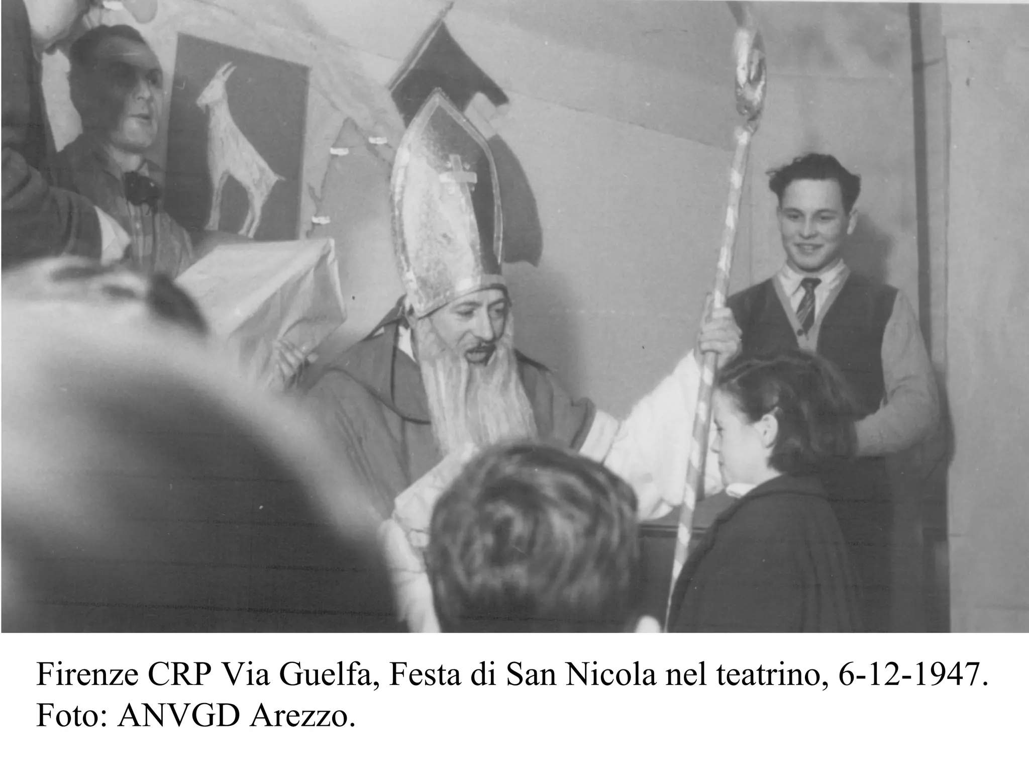 Firenze CRP Via Guelfa, Festa di San Nicola nel teatrino, 6-12-1947.
Foto: ANVGD Arezzo.
 