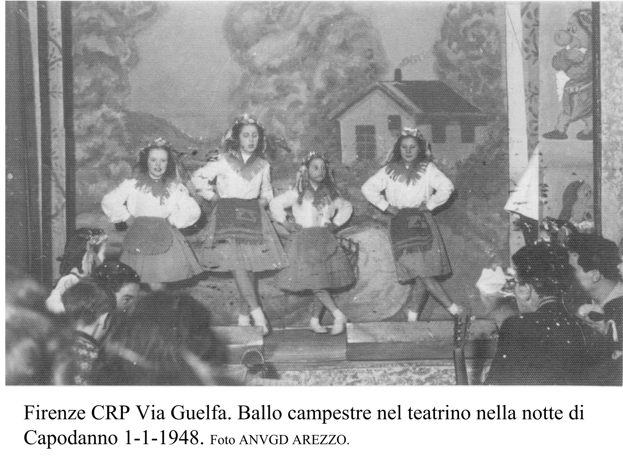 Firenze CRP Via Guelfa. Ballo campestre nel teatrino nella notte di
Capodanno 1-1-1948. Foto ANVGD AREZZO.
 