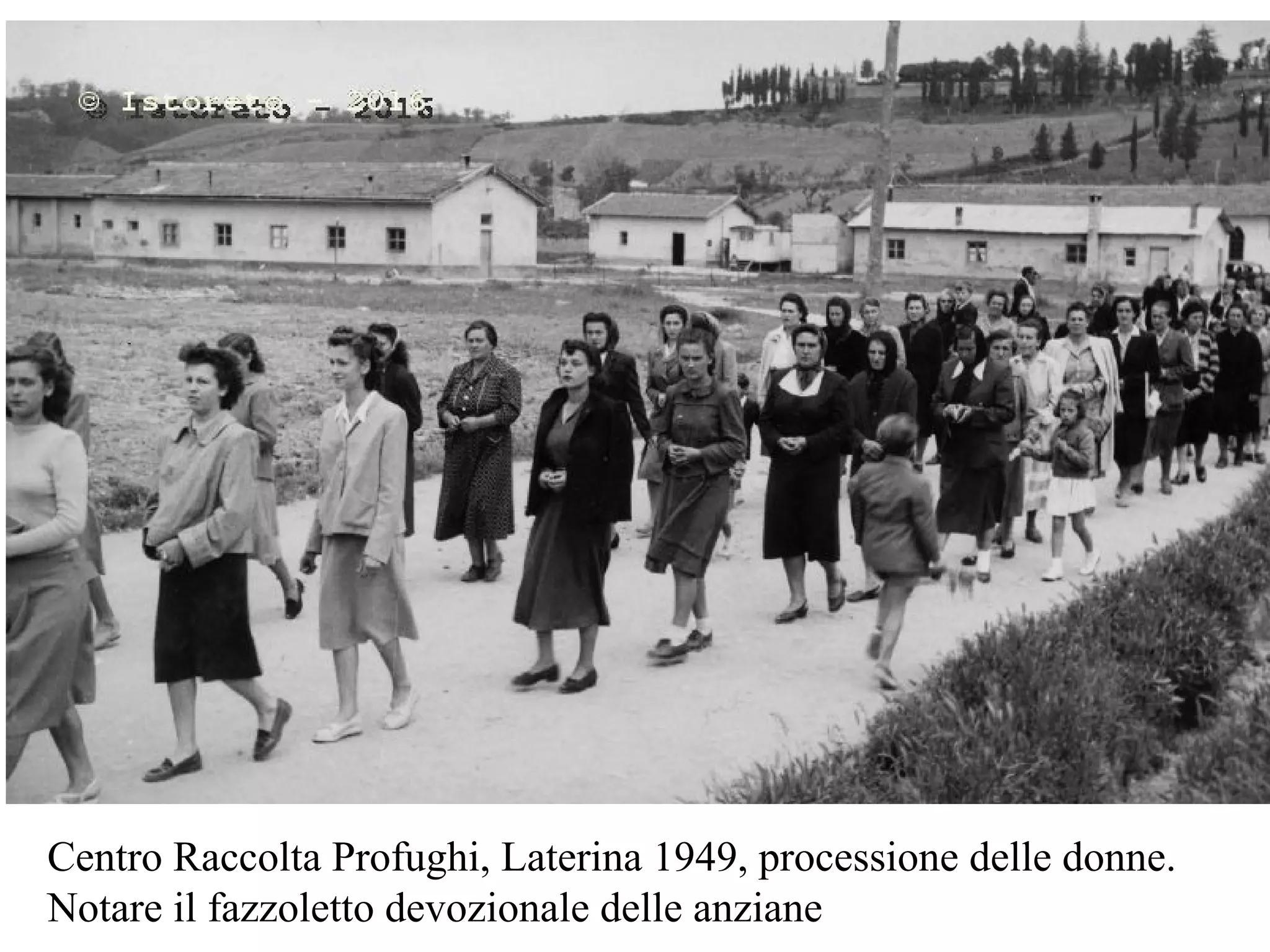 Centro Raccolta Profughi, Laterina 1949, processione delle donne.
Notare il fazzoletto devozionale delle anziane
 