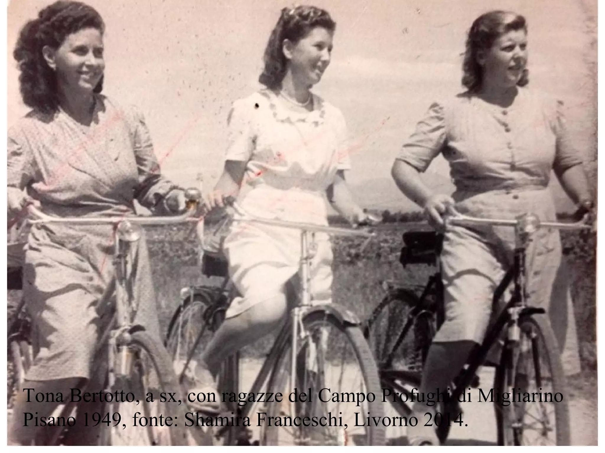 Tona Bertotto, a sx, con ragazze del Campo Profughi di Migliarino
Pisano 1949, fonte: Shamira Franceschi, Livorno 2014.
 