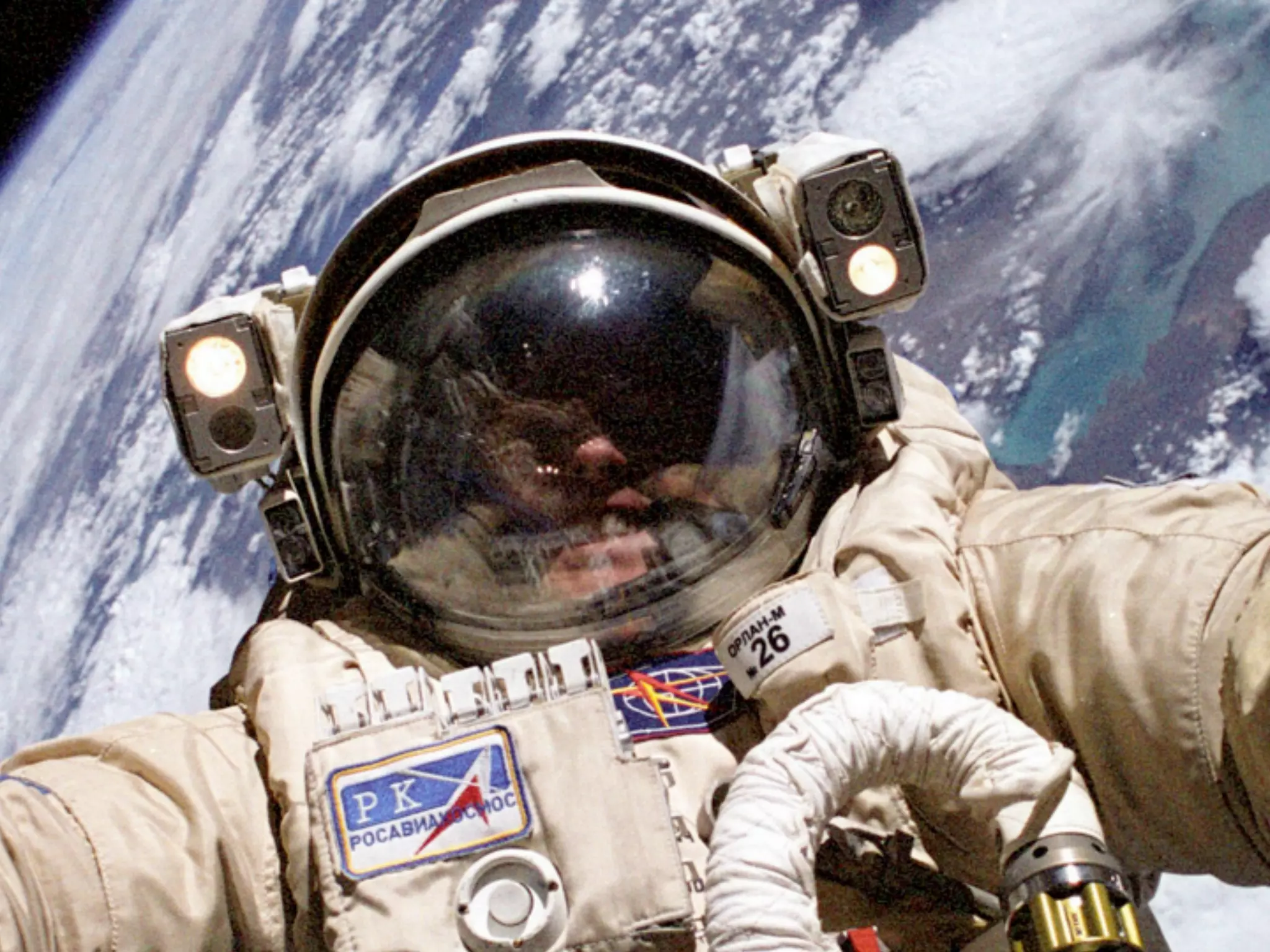 SLIDE TITLE GOES HERE
SUBHEADLINE CAN GO HERE OR DELETE THIS BOX.
To reshape the digital media experience in a way that will become a new standard in
quality publishing.




LEWEB ’12
 