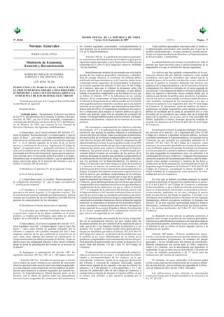 DIARIO OFICIAL DE LA REPUBLICA DE CHILE
Nº 38.864 Viernes 14 de Septiembre de 2007 (13111) Página
Normas Generales
PODER LEGISLATIVO
Ministerio de Economía,
Fomento y Reconstrucción
SUBSECRETARÍA DE ECONOMÍA,
FOMENTO Y RECONSTRUCCIÓN
LEY NÚM. 20.220
PERFECCIONA EL MARCO LEGAL VIGENTE CON
EL OBJETO DE RESGUARDAR LA SEGURIDAD DEL
SUMINISTRO A LOS CLIENTES REGULADOS Y LA
SUFICIENCIA DE LOS SISTEMAS ELÉCTRICOS
Teniendo presente que el H. Congreso Nacional ha dado
su aprobación al siguiente
Proyecto de ley:
‘‘Artículo único.- Incorpóranse al decreto con fuerza
de ley Nº 4, del Ministerio de Economía, Fomento y Recons-
trucción, de 2007, que fija el texto refundido, coordinado y
sistematizado del decreto con fuerza de ley Nº 1, del Ministe-
rio de Minería, de 1982, que contiene la Ley General de
Servicios Eléctricos, las siguientes modificaciones:
1) Intercálase, en el inciso primero del artículo 25º,
entre la palabra “Reconstrucción” y el punto aparte (.) que le
sigue, la frase “, con copia a la Superintendencia para que
ésta ejerza sus atribuciones conforme a los artículos siguien-
tes”, y, en el párrafo segundo de la letra d) de su inciso
tercero, a continuación de la frase “regidas por el Código de
Aguas”, el siguiente texto: “, pudiendo solicitarse la conce-
sión con los planos de las obras hidráulicas que se hubieren
presentado a la Dirección General de Aguas para la autoriza-
ción referida, pero el interesado deberá acreditar a la Super-
intendencia que se encuentra en trámite y que se adjuntará el
plano autorizado antes de la emisión del informe a que se
refiere el artículo 29º de esta ley”.
2) Modifícase el artículo 27º, de la siguiente forma:
a) En el inciso primero:
a.1) Intercálase entre el vocablo “Municipalidad” y
la conjunción disyuntiva “o” que le sigue, la expresión
“, certificación notarial”.
a.2) Agrégase, a continuación del punto aparte (.),
que pasa a ser punto seguido (.), la siguiente oración: “En
la certificación notarial señalada precedentemente, deberá
constar que los planos de las servidumbres referidas fueron
puestos en conocimiento de los afectados.”.
b) Sustitúyese el inciso tercero por el siguiente:
“Los afectados que hubieren formulado observaciones
u oposiciones respecto de los planos señalados en el inciso
primero, se tendrán por notificados, para todos los efectos
legales, de la solicitud de servidumbre respectiva.”.
3) Intercálanse, en el inciso segundo del artículo 133º,
entre la palabra “suscriba” y el punto aparte (.) que le sigue, las
frases “, tales como boletas de garantía otorgadas por la
oferente o cualquier otra garantía otorgada por una o más
empresas matrices de las que conforman el consorcio en su
caso, entre otras, además del informe de clasificación de
riesgo institucional que deberá presentar el oferente, el que no
deberá tener una antigüedad superior a doce meses contados
desde la fecha de presentación del mismo en el proceso de
licitación”.
4) Agréganse, a continuación del artículo 146°, los
siguientes artículos 146° bis, 146° ter y 146º quáter, nuevos:
“Artículo 146º bis.- En todos los juicios que se inicien
con el objeto de poner término a un contrato de suministro
eléctrico que haya sido suscrito entre una empresa generado-
ra y una empresa concesionaria de servicio público de distri-
bución para abastecer a clientes regulados del sistema res-
pectivo, la Superintendencia deberá hacerse parte en los
mismos, con el objeto de aportar todos los antecedentes
necesarios para resguardar las condiciones del suministro a
los clientes regulados concernidos, correspondiéndole al
juez disponer que la notificación al demandado sea coetánea
a la de la Superintendencia.
Artículo 146º ter.- La quiebra de una empresa generado-
ra, transmisora o distribuidora de electricidad se regirá por las
siguientesreglasespecialesy,enlonoprevistoenellas,porlas
contenidas en el Libro IV del Código de Comercio, intitulado
“De las Quiebras”.
Inmediatamente después de presentada una solicitud de
quiebra de una empresa generadora, transmisora o distribui-
dora de energía eléctrica, el secretario del tribunal deberá
notificarla a la Superintendencia y a la Comisión, dentro de las
veinticuatro horas siguientes, de conformidad a lo dispuesto
en el inciso segundo del artículo 55 del Libro IV del Código
de Comercio, para que el tribunal se pronuncie sobre ella
previo informe de los organismos indicados, el que deberá
señalar si la quiebra compromete o no los objetivos a los que
se refiere el artículo 137º o la suficiencia de un sistema
eléctrico. Si los compromete, la Superintendencia propondrá
al tribunal la designación de un administrador provisional de
entreaquellaspersonasnaturalesojurídicasqueseencuentren
inscritas en un registro público que mantendrá la Superinten-
dencia para tal efecto. El Reglamento establecerá los requisi-
tos y condiciones para integrar el registro público al que se
refiere este artículo, junto con las causales de exclusión del
mismo. El tribunal también podrá solicitar informe a la Super-
intendencia de Quiebras, respecto de las materias de su com-
petencia.
De encontrarse comprometidos los objetivos referidos
en el artículo 137º o la suficiencia de un sistema eléctrico, la
resolución que declare la quiebra ordenará la continuación
efectiva del giro del fallido, junto con designar al administra-
dor provisional de los bienes comprometidos en la continua-
ción efectiva del giro del fallido y fijará la remuneración del
administrador provisional, la que no podrá exceder en un 50%
a la remuneración promedio que percibe un gerente general de
empresas del mismo giro, según lo informado por la Superin-
tendencia. Tan pronto asuma su cargo, el administrador pro-
visional deberá levantar un inventario de los activos de la
empresa declarada en quiebra que quedarán comprendidos en
la continuación efectiva del giro, el que se agregará a los autos
una vez aprobado por la Superintendencia. Lo anterior no
obsta a los derechos que la ley otorga a la junta de acreedores
y a terceros en materia de confección de inventario y de
determinación de los bienes materia de la continuidad efectiva
delgiro.Cualquierdiscrepanciauoposiciónrespectoalinven-
tario de activos que quedarán comprendidos en la continua-
ción efectiva del giro, será resuelta por el juez de la quiebra
según lo dispuesto en el artículo 5º del Libro IV del Código de
Comercio, quien deberá garantizar que los bienes que queden
comprendidos en la continuación efectiva del giro permitan el
cumplimiento de los objetivos a los que se refiere el artículo
137º y el resguardo de la suficiencia del sistema, para lo cual
la Superintendencia y la Comisión remitirán al juez un inven-
tario de los activos que se consideren suficientes a tal efecto.
Cuando la continuación efectiva del giro comprendiere bienes
constituidos en prenda o hipoteca o afectos al derecho legal de
retención, se suspenderá el derecho de los acreedores hipote-
carios, prendarios y retencionarios para iniciar o proseguir en
forma separada las acciones dirigidas a obtener la realización
de los bienes comprendidos en la continuación efectiva del
giro, afectos a la seguridad de sus créditos.
El administrador provisional de los bienes comprendi-
dos en la continuación efectiva del giro tendrá todas las
facultades propias del giro ordinario de la empresa de que se
trate, que la ley o sus estatutos señalan al directorio y a sus
gerentes. Por su parte, el síndico tendrá sobre dicha adminis-
tración las facultades que indica el artículo 207 del Libro IV
del Código de Comercio, sin perjuicio de las atribuciones que
le confiere la ley como administrador de los bienes de la
quiebra no comprendidos en la continuación efectiva del giro.
Será aplicable al administrador provisional lo dispuesto en el
inciso final del artículo 116 del Libro IV del Código de
Comercio.
El administrador provisional responderá de culpa leví-
sima en el ejercicio de su cargo y se le aplicarán las inhabi-
lidades e incompatibilidades de los síndicos, en lo que
corresponda. Asimismo, cesará en su cargo por declaración
del tribunal, a solicitud de cualquier interesado, cuando
sobreviniere alguna de las causales a las que se refieren los
números 1 al 4 del artículo 17 o los numerales 1, 2 y 3 del
artículo 24, ambos del Libro IV del Código de Comercio, o
cuando hubiese dejado de integrar el registro público al que
se refiere este artículo, o por renuncia aceptada por el
tribunal.
Todo conflicto que pudiere suscitarse entre el síndico y
el administrador provisional, será resuelto por el juez de la
quiebra incidentalmente y en única instancia, oyendo previa-
mente a la Superintendencia de Quiebras y al Superintendente
de Electricidad y Combustibles.
La administración provisional se extenderá por todo el
período que fuere necesario para el perfeccionamiento de la
enajenación a la que se refieren los incisos siguientes.
Los activos que han quedado comprendidos en la con-
tinuación efectiva del giro deberán enajenarse como unidad
económica, salvo que los acreedores que reúnan más de la
mitad del pasivo de la quiebra con derecho a voto, soliciten al
juez de la quiebra lo contrario, debiendo éste resolver con
audiencia de la Superintendencia y de la Comisión a fin de no
comprometer los objetivos referidos en el inciso segundo de
este artículo. Esta enajenación deberá verificarse dentro de un
plazo no superior a dieciocho meses contado desde que la
sentencia que declare la quiebra cause ejecutoria. La enajena-
ción de los activos como unidad económica podrá llevarse a
cabo mediante cualquiera de los mecanismos a los que se
refieren los artículos 122 y siguientes del Libro IV del Código
de Comercio. El mecanismo, como así también las bases o
condiciones de dicha enajenación como unidad económica,
deberá ser acordado por la junta de acreedores con el voto
favorable de los acreedores que reúnan más de la mitad del
pasivo de la quiebra y, en su caso, con el voto favorable del
fallido, pudiendo el síndico formular oposición fundada de
acuerdo a lo dispuesto en el Título IX del Libro IV del Código
de Comercio.
En caso que los bienes se enajenen mediante el mecanis-
mo previsto en el artículo 124 y siguientes del Libro IV del
Código de Comercio o mediante licitación pública, las bases
se confeccionarán por la Superintendencia, en conjunto con la
Comisión, las que incluirán los contenidos indicados en el
artículo 125 del Libro IV del Código de Comercio, como
asimismo, los contenidos aprobados por la junta de acreedores
o por el tribunal, según corresponda, de acuerdo a lo dispuesto
en el inciso anterior, y podrán establecer condiciones especia-
les para resguardar la competencia entre los oferentes y la
continuidad del servicio respectivo. Cualquier discrepancia u
oposición respecto del mecanismo para llevar a cabo la enaje-
nación como unidad económica o respecto de las bases o
condiciones de dicha enajenación, será resuelta por el juez de
la quiebra según lo dispuesto en el artículo 5º del Libro IV del
Código de Comercio, consultando la mayor facilidad y el
mejor resultado de la enajenación, como asimismo, la conti-
nuidad del servicio respectivo.
En caso que se hubiere acordado enajenar la unidad
económica mediante el mecanismo establecido en el artícu-
lo 124 del Libro IV del Código de Comercio o mediante
licitación pública, y, pese a haberse ofrecido conforme a las
bases no se presentaren interesados, se procederá a ofrecer-
la nuevamente, pudiendo, en tal caso, rebajarse el precio
hasta los dos tercios del fijado en aquéllas. Con todo, si se
introducen otras modificaciones a las bases en este segundo
llamamiento, deberá procederse conforme lo dispone este
artículo. Si en una segunda oportunidad tampoco hubiere
interesados, continuará la realización de los bienes confor-
me a las normas pertinentes del Libro IV del Código de
Comercio.
Lo dispuesto en este artículo se aplicará, asimismo, a
aquellos casos en que la quiebra de una empresa generadora,
transmisora o distribuidora se produzca sin estar precedida de
una solicitud de quiebra, debiendo el juez, en tal caso, solicitar
el informe al que se refiere el inciso segundo, previo a la
declaración de quiebra.
Artículo 146º quáter.- El retiro, modificación, desco-
nexión, o el cese de operaciones sin que éste obedezca a fallas
o a mantenimientos programados, de unidades del parque
generador y de las instalaciones del sistema de transmisión,
deberán comunicarse por escrito tanto al CDEC respectivo
como a la Comisión, con la anticipación que determine el
reglamento, la que en todo caso no será inferior a 24 meses en
el caso de unidades generadoras y de 12 meses para las
instalaciones del sistema de transmisión.
No obstante, en casos calificados, la Comisión podrá
eximir a una empresa del cumplimiento de los plazos señala-
dos en este artículo, previo informe de seguridad de la Direc-
ción de Operación del o de los CDEC afectados.
Las infracciones a este artículo se sancionarán
como gravísimas por la Superintendencia de acuerdo a la
ley Nº 18.410.”.
3
 