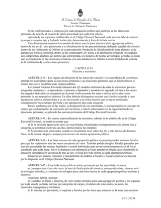 Serán confeccionadas e impresas por cada agrupación política que participe de las elecciones
primarias, de acuerdo al modelo de boleta presentado por cada lista interna.
       Además de los requisitos establecidos en el Código Electoral Nacional, cada sección deberá contener
en su parte superior tipo y fecha de la elección, denominación y letra de la lista interna.
       Cada lista interna presentará su modelo de boleta ante la junta electoral de la agrupación política
dentro de los tres (3) días posteriores a la oficialización de las precandidaturas, debiendo aquélla oficializarla
dentro de las veinticuatro (24) horas de su presentación. Producida la oficialización la junta electoral de la
agrupación política, someterá, dentro de las veinticuatro (24) horas, a la aprobación formal de los juzgados
con competencia electoral del distrito que corresponda, los modelos de boletas de sufragios de todas las listas
que se presentarán en las elecciones primarias, con una antelación no inferior a treinta (30) días de la fecha
de la realización de las elecciones primarias.

                                                   CAPITULO VI
                                                 Elección y escrutinio

       ARTICULO 39. - Los lugares de ubicación de las mesas de votación y las autoridades de las mismas
deberán ser coincidentes para las elecciones primarias y las elecciones generales que se desarrollen en el
mismo año, salvo modificaciones imprescindibles.
       La Cámara Nacional Electoral elaborará dos (2) modelos uniformes de actas de escrutinio, para las
categorías presidente y vicepresidente, el primero y diputados y senadores el segundo, en base a los cuales
los juzgados federales con competencia electoral confeccionarán las actas a utilizar en las elecciones
primarias de sus respectivos distritos. En ellos deberán distinguirse sectores con el color asignado a cada
agrupación política, subdivididos a su vez de acuerdo a las listas internas que se hayan presentado,
consignándose los resultados por lista y por agrupación para cada categoría.
       Para la conformación de las mesas, la designación de sus autoridades, la compensación en concepto de
viático por su desempeño, la realización del escrutinio y todo lo relacionado con la organización de las
elecciones primarias, se aplicarán las normas pertinentes del Código Electoral Nacional.

        ARTICULO 40. - En cuanto al procedimiento de escrutinio, además de lo establecido en el Código
Electoral Nacional, se tendrá en cuenta que:
        a) Si en un sobre aparecieren dos (2) o más boletas oficializadas correspondientes a la misma lista y
categoría, se computará sólo una de ellas, destruyéndose las restantes;
        b) Se considerarán votos nulos cuando se encontraren en el sobre dos (2) o más boletas de distintas
listas, en la misma categoría, aunque pertenezcan a la misma agrupación política.

       ARTICULO 41. - Las listas internas de cada agrupación política reconocida pueden nombrar fiscales
para que los representen ante las mesas receptoras de votos. También podrán designar fiscales generales por
sección que tendrán las mismas facultades y estarán habilitados para actuar simultáneamente con el fiscal
acreditado ante cada mesa. Salvo lo dispuesto con referencia al fiscal general en ningún caso se permitirá la
actuación simultánea en una mesa de más de un (1) fiscal por lista interna de cada agrupación política.
       Respecto a la misión, requisitos y otorgamiento de poderes a fiscales y fiscales generales se regirán
por lo dispuesto en el Código Electoral Nacional.

       ARTICULO 42. - Concluida la tarea del escrutinio provisorio por las autoridades de mesa
       se consignará en el acta de cierre, la hora de finalización del comicio, número de sobres, número total
de sufragios emitidos, y el número de sufragios para cada lista interna de cada agrupación política en letras y
números.
       Asimismo deberá contener:
       a) Cantidad, en letras y números, de votos totales emitidos para cada agrupación política y los logrados
por cada una de las listas internas por categorías de cargos, el número de votos nulos, así como los
recurridos, impugnados y en blanco;
       b) El nombre del presidente, el suplente y fiscales por las listas que actuaron en la mesa con mención

                                                                                                LEY 232 98
 