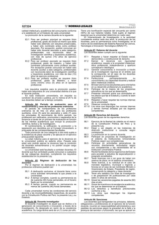 El Peruano
Miércoles 9 de julio de 2014527224
calidad intelectual y académica del concursante conforme
a lo establecido en el Estatuto de cada universidad.
La promoción de la carrera docente es la siguiente:
83.1 Para ser profesor principal se requiere título
profesional, grado de Doctor el mismo que debe
haber sido obtenido con estudios presenciales,
y haber sido nombrado antes como profesor
asociado. Por excepción, podrán concursar sin
haber sido docente asociado a esta categoría,
profesionales con reconocida labor de
investigación cientíﬁca y trayectoria académica,
con más de quince (15) años de ejercicio
profesional.
83.2 Para ser profesor asociado se requiere título
profesional, grado de maestro, y haber sido
nombrado previamente como profesor auxiliar.
Por excepción podrán concursar sin haber sido
docente auxiliar a esta categoría, profesionales
con reconocida labor de investigación cientíﬁca
y trayectoria académica, con más de diez (10)
años de ejercicio profesional.
83.3 Para ser profesor auxiliar se requiere título
profesional, grado de Maestro, y tener
como mínimo cinco (5) años en el ejercicio
profesional.
Los requisitos exigidos para la promoción pueden
haber sido adquiridos en una universidad distinta a la que
el docente postula.
En toda institución universitaria, sin importar su
condición de privada o pública, por lo menos el 25 % de
sus docentes deben ser a tiempo completo.
Artículo 84. Periodo de evaluación para el
nombramiento y cese de los profesores ordinarios
El periodo de nombramiento de los profesores
ordinarios es de tres (3) años para los profesores
auxiliares, cinco (5) para los asociados y siete (7) para
los principales. Al vencimiento de dicho periodo, los
profesores son ratiﬁcados, promovidos o separados de la
docencia a través de un proceso de evaluación en función
de los méritos académicos que incluye la producción
cientíﬁca, lectiva y de investigación.
El nombramiento, la ratiﬁcación, la promoción y la
separación son decididos por el Consejo Universitario, a
propuesta de las correspondientes facultades.
Toda promoción de una categoría a otra está sujeta a
la existencia de plaza vacante y se ejecuta en el ejercicio
presupuestal siguiente.
La edad máxima para el ejercicio de la docencia en
la universidad pública es setenta años. Pasada esta
edad solo podrán ejercer la docencia bajo la condición
de docentes extraordinarios y no podrán ocupar cargo
administrativo.
La universidad está facultada a contratar docentes. El
docente que fue contratado puede concursar a cualquiera
de las categorías docentes, cumpliendo los requisitos
establecidos en la presente Ley.
Artículo 85. Régimen de dedicación de los
docentes
Por el régimen de dedicación a la universidad, los
profesores ordinarios pueden ser:
85.1 A dedicación exclusiva, el docente tiene como
única actividad remunerada la que presta a la
universidad.
85.2 A tiempo completo, cuando su permanencia es
de cuarenta (40) horas semanales, en el horario
ﬁjado por la universidad.
85.3 A tiempo parcial, cuando su permanencia es
menos de cuarenta (40) horas semanales.
Cada universidad norma las condiciones del servicio
docente y las incompatibilidades respectivas, de acuerdo
con la Constitución Política del Perú, la presente Ley y su
Estatuto.
Artículo 86. Docente investigador
El docente investigador es aquel que se dedica a la
generación de conocimiento e innovación, a través de la
investigación. Es designado en razón de su excelencia
académica. Su carga lectiva será de un (1) curso por año.
Tiene una boniﬁcación especial del cincuenta por ciento
(50%) de sus haberes totales. Está sujeto al régimen
especial que la universidad determine en cada caso.
El Vicerrectorado de Investigación o la autoridad
competente evalúa cada dos años, la producción de los
docentes, para su permanencia como investigador; en el
marco de los estándares del Sistema Nacional de Ciencia,
Tecnología e Innovación Tecnológica (SINACYT).
Artículo 87. Deberes del docente
Los docentes deben cumplir con lo siguiente:
87.1 Respetar y hacer respetar el Estado social,
democrático y constitucional de derecho.
87.2 Ejercer la docencia con rigurosidad
académica, respeto a la propiedad intelectual,
ética profesional, independencia y apertura
conceptual e ideológica.
87.3 Generar conocimiento e innovación a través
de la investigación rigurosa en el ámbito que
le corresponde, en el caso de los docentes
orientados a la investigación.
87.4 Perfeccionar permanentemente su
conocimiento y su capacidad docente y realizar
labor intelectual creativa.
87.5 Brindartutoríaalosestudiantesparaorientarlos
en su desarrollo profesional y/o académico.
87.6 Participar de la mejora de los programas
educativos en los que se desempeña.
87.7 Presentar informes sobre sus actividades en
los plazos que ﬁje el Estatuto y cuando le sean
requeridos.
87.8 Respetar y hacer respetar las normas internas
de la universidad.
87.9 Observar conducta digna.
87.10 Los otros que dispongan las normas internas
y demás normas dictadas por los órganos
competentes.
Artículo 88. Derechos del docente
Los docentes gozan de los siguientes derechos:
88.1 Ejercicio de la libertad de cátedra en el marco
de la Constitución Política del Perú y la
presente Ley.
88.2 Elegir y ser elegido en las instancias de
dirección institucional o consulta según
corresponda.
88.3 La promoción en la carrera docente.
88.4 Participar en proyectos de investigación en
el sistema de Instituciones Universitarias
Públicas según sus competencias.
88.5 Participar en actividades generadoras de
recursos directamente recaudados según
sus competencias y las necesidades de la
Institución Universitaria Pública.
88.6 RecibirfacilidadesdelosorganismosdelEstado
para acceder a estudios de especialización o
posgrado acreditados.
88.7 Tener licencias con o sin goce de haber con
reserva de plaza, en el sistema universitario.
88.8 Tener licencia, a su solicitud en el caso de
mandato legislativo, municipal o regional, y
forzosa en el caso de ser nombrado Ministro o
Viceministro de Estado, Presidente de región,
conservando la categoría y clase docente.
88.9 Tener año sabático con ﬁnes de investigación
o de preparación de publicaciones por cada
siete (7) años de servicios.
88.10 Gozar las vacaciones pagadas de sesenta (60)
días al año.
88.11 Gozar de incentivos a la excelencia académica,
los que se determinan en el Estatuto.
88.12 Los derechos y beneﬁcios previsionales
conforme a ley.
88.13 Los otros que dispongan los órganos
competentes.
Artículo 89. Sanciones
Los docentes que transgredan los principios, deberes,
obligaciones y prohibiciones en el ejercicio de la función
docente, incurren en responsabilidad administrativa y son
pasibles de sanciones según la gravedad de la falta y la
jerarquía del servidor o funcionario; las que se aplican en
 