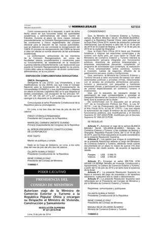 El Peruano
Miércoles 9 de julio de 2014 527233
Como consecuencia de lo expuesto, a partir de dicha
fecha cesan en sus funciones todas las autoridades
académicas y administrativas del citado Centro de
Estudios. Durante el plazo de doce meses indicado
precedentemente, la Comisión Reorganizadora preparará
las condiciones y marco reglamentario del proceso
electoral para la elección de las nuevas autoridades,
que se realizará una vez concluida la reorganización del
CAEN. El proceso de reorganización del CAEN se llevará
a cabo sin afectar el normal desarrollo de las actividades
académicas.
La conformación, atribuciones de los miembros
de la Comisión Reorganizadora, así como las
facultades, plazos, procedimientos y condiciones para
su funcionamiento, se establecerán en la resolución
suprema referida precedentemente. Las resoluciones que
expida la Comisión Reorganizadora agotan la vía previa.
Contra ellas cabe la interposición de acción contencioso-
administrativa, en la vía judicial.
DISPOSICIÓN COMPLEMENTARIA DEROGATORIA
ÚNICA. Derogatoria
Deróganse la Ley 23733, Ley Universitaria, y sus
modiﬁcatorias; la Ley 26439, Ley que Crea el Consejo
Nacional para la Autorización de Funcionamiento de
Universidades (CONAFU), y sus modiﬁcatorias; y déjanse
sin efecto el Decreto Legislativo 882 en lo que respecta al
ámbito universitario, con excepción de los artículos 14º,
16º, 17º, 18º, 19º, 20º, 21º y 22º, y demás normas que se
opongan a lo dispuesto en la presente Ley.
Comuníquese al señor Presidente Constitucional de la
República para su promulgación.
En Lima, a los tres días del mes de julio de dos mil
catorce.
FREDY OTÁROLA PEÑARANDA
Presidente del Congreso de la República
MARÍA DEL CARMEN OMONTE DURAND
Primera Vicepresidenta del Congreso de la República
AL SEÑOR PRESIDENTE CONSTITUCIONAL
DE LA REPÚBLICA
POR TANTO:
Mando se publique y cumpla.
Dado en la Casa de Gobierno, en Lima, a los ocho
días del mes de julio del año dos mil catorce.
OLLANTA HUMALA TASSO
Presidente Constitucional de la República
RENÉ CORNEJO DÍAZ
Presidente del Consejo de Ministros
1108082-1
PODER EJECUTIVO
PRESIDENCIA DEL
CONSEJO DE MINISTROS
Autorizan viaje de la Ministra de
Comercio Exterior y Turismo a la
República Popular China y encargan
su Despacho al Ministro de Vivienda,
Construcción y Saneamiento
RESOLUCIÓN SUPREMA
Nº 221-2014-PCM
Lima, 8 de julio de 2014
CONSIDERANDO:
Que, la Ministra de Comercio Exterior y Turismo,
señora BLANCA MAGALI SILVA VELARDE-ÁLVAREZ,
viajará a la República Popular China, para participar en
la Expo Perú China 2014, evento de promoción comercial
internacional, que se llevará a cabo del 15 al 16 de julio
de 2014 en la ciudad de Beijing, y del 17 al 18 de julio de
2014 en la ciudad de Shanghai;
Que, la Expo Perú China 2014 tiene por ﬁnalidad
fortalecer y mejorar las relaciones comerciales y de
turismo con dicho país, en cuya razón la Titular del
Ministerio de Comercio Exterior y Turismo liderará la
representación peruana integrada por funcionarios
públicos, directivos de gremios empresariales y
empresas exportadoras peruanas, cumpliendo un
programa de actividades que contempla, la realización
de foros empresariales sobre comercio, turismo
e inversión, ruedas de negocios, difusión de la
gastronomía peruana, moda y confecciones;
Que, asimismo, la Ministra de Comercio Exterior y
Turismo llevará a cabo reuniones de trabajo con altas
autoridades públicas y privadas chinas, relacionadas
con el acceso de productos alimenticios peruanos,
turismo y asociación con pequeñas y medianas
empresas chinas, y participará en ruedas y entrevistas
de prensa especializadas en comercio, turismo e
inversiones;
Que, por lo expuesto, es necesario otorgar la
autorización de viaje correspondiente y encargar el
Despacho Ministerial de Comercio Exterior y Turismo, en
tanto dure la ausencia de su titular;
De conformidad con lo dispuesto por el artículo
127° de la Constitución Política del Perú, la Ley N°
30114 - Ley de Presupuesto del Sector Público para
el Año Fiscal 2014, la Ley N° 27619 – Ley que regula
la autorización de viajes al exterior de los servidores y
funcionarios públicos, sus modiﬁcatorias y el Decreto
Supremo N° 047-2002-PCM, modiﬁcado por el Decreto
Supremo N° 056-2013-PCM.
SE RESUELVE:
Artículo 1°.- Autorizar el viaje de la señora BLANCA
MAGALI SILVA VELARDE-ÁLVAREZ, Ministra de
Comercio Exterior y Turismo, a las ciudades de Beijing y
Shanghai, República Popular China, del 12 al 19 de julio
de 2014, para los ﬁnes expuestos en la parte considerativa
de la presente Resolución Suprema.
Artículo 2°.- Los gastos que irrogue el cumplimiento
de la presente Resolución estarán a cargo del Ministerio
de Comercio Exterior y Turismo, debiendo rendir cuenta
documentada en un plazo no mayor de quince (15) días
del término del citado evento, de acuerdo al siguiente
detalle:
Pasajes : US$ 5 099,75
Viáticos : US$ 2 500,00
Artículo 3°.- Encargar al señor MILTON VON
HESSE LA SERNA, Ministro de Vivienda, Construcción y
Saneamiento, la Cartera de Comercio Exterior y Turismo,
a partir del 12 de julio de 2014 y en tanto dure la ausencia
de la titular.
Artículo 4°.- La presente Resolución Suprema no
libera ni exonera del pago de impuestos o de derechos
aduaneros, cualquiera sea su clase o denominación.
Artículo 5°.- La presente Resolución Suprema será
refrendada por el Presidente del Consejo de Ministros y
por la Ministra de Comercio Exterior y Turismo.
Regístrese, comuníquese y publíquese.
OLLANTA HUMALA TASSO
Presidente Constitucional de la República
RENÉ CORNEJO DÍAZ
Presidente del Consejo de Ministros
MAGALI SILVA VELARDE-ÁLVAREZ
Ministra de Comercio Exterior y Turismo
1108083-3
 