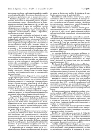 Diário da República, 1.ª série — N.º 252 — 31 de dezembro de 2012                                                 7424-(19)

de arranque, por forma a aferir da adequação do modelo            do acesso ao direito, mas também da introdução de me-
organizacional à prática do sistema, discutindo com os            lhorias reais no regime do apoio judiciário.
parceiros os ajustamentos que se revelem necessários.                Em 2013 será ainda oportuno promover uma melhor
   Também neste período serão consagradas alterações aos          coordenação entre os meios e estruturas de resolução al-
estatutos profissionais de magistrados judiciais, magistra-       ternativa de litígios e a própria organização judiciária, não
dos do Ministério Público, carreiras de oficiais de justiça,      para confundir as suas diferentes naturezas e legítimos
enquadramento da atividade dos agentes de execução, com           pressupostos, mas para promover a possível criação de
vista à consagração de regras que possibilitem resposta           sinergias e a melhor resposta aos cidadãos.
adequada aos novos desafios que a melhoria global do                 Outro pilar fundamental do sistema e, portanto, priori-
sistema da justiça em Portugal impõe, numa perspetiva             dade estabelecida para 2013-2016 é o combate à corrupção
integrada e holística de todo o sistema — organizativo,           e o reforço da justiça penal, respeitando as garantias de
funcional e de recursos humanos.                                  defesa e contribuindo para melhorar a imagem da justiça
   No que respeita às carreiras dos profissionais da justiça,     criminal.
sendo condição de um pleno Estado de Direito, tanto em               Em 2012 foram apresentadas e aprovadas na generali-
independência judicial como em autonomia do Ministério            dade pela Assembleia da República propostas de revisão do
Público, 2013 transporta consigo o desafio de promover a          Código Penal, do Código de Processo Penal e do Código
maior integração dos corpos reguladores destas entidades          de Execução de Penas, que promovem um claro investi-
na concertação de esforços para a melhoria sensível da            mento na credibilização da justiça penal, nas garantias dos
qualidade — e da perceção da qualidade pelos cidadãos             direitos dos cidadãos e no reforço do estatuto penal das
e empresas — dos serviços judiciais, em todas as suas             vítimas. Nestas propostas consagram-se novos direitos de
vertentes. O Governo apresentará, até à vigência das refor-       informação, apoio e intervenção no processo e eliminam-se
mas estruturais processuais, mecanismos intercalares para         expedientes dilatórios.
resolver as questões do atraso na ação executiva.                    As propostas do Governo representam ainda uma re-
   O Governo está, assim, profundamente empenhado na              forma intercalar, mas que se impunha desde já, esperando-
construção de um melhor sistema de justiça em Portugal,           -se que entrem em vigor em 2013. Sem prejuízo, o Governo
por considerar que um dos benefícios que tal melhoria             está apostado em promover a reforma sistémica do Código
promove se situa no âmago da legitimidade do próprio              Penal e do Código do Processo Penal, num processo que
sistema e dos seus operadores, essencial para a paz social        deverá iniciar-se em 2013.
e para a confiança do cidadão no seu país.                           No domínio da credibilização da justiça penal destaca-
   Nesta linha, pretende-se estabelecer a gestão do sistema       -se a confirmação do papel de uma polícia de investigação
                                                                  criminal especializada na investigação de crimes de maior
judicial em função de objetivos, preferencialmente quanti-
                                                                  complexidade, cuja estrita dependência da lei, liberta de
ficados, cujas grandes linhas devem ser acordadas com os
                                                                  funções de natureza de policiamento de proximidade (que
conselhos superiores de magistrados, no pleno exercício
                                                                  acarretam necessárias relações sociais próximas com as
das suas funções.
                                                                  situações em investigação) constitui por si uma garantia
   Num segundo domínio, foi possível, com a criação de            adicional da credibilidade do sistema penal em Portugal.
equipas especiais para resposta adicional à acumulação de            Procurar-se-á assim, no horizonte 2013-2016, melhorar
processos, num esforço conjunto com o Conselho Superior           as condições de exercício de funções da Polícia Judiciária
da Magistratura e com o Conselho dos Tribunais Adminis-           promovendo, já em 2013, a revisão do enquadramento legal
trativos e Fiscais, promover até ao final do mês de julho a       das respetivas carreiras, o que, associada à mudança para
conclusão de cerca de 95 400 processos de execução e de           as novas instalações, dotadas de excelentes condições,
cerca de metade dos processos fiscais de valor superior a         permitirá um reforço real da capacidade de resposta desta
1 milhão de euros que se encontravam pendentes.                   Polícia.
   O Governo continuará, ao longo do ano de 2013, empe-              O Governo mantém como prioridade o combate à cor-
nhado em promover as adequadas medidas especiais que              rupção, tendo já em 2012 sido criado o Gabinete de Recu-
permitam o reforço da resposta do sistema de justiça.             peração de Ativos e promovida a articulação com peritos
   Na sequência dos trabalhos que têm vindo a ser desen-          para o combate ao crime económico. Para 2013 será ainda
volvidos em 2012, no âmbito da Reforma do Processo                efetuada uma aposta forte na formação neste domínio, com
Civil, o Código do Processo Civil concluirá o processo            a inclusão nos programas do Centro de Estudos Judiciá-
legislativo em 2013 e entrará em vigor nesse ano. Assim,          rios de cursos visando aprofundar conhecimentos para o
espera-se iniciar em 2013 a monitorização do impacto da           combate ao crime económico.
reforma do processo civil no funcionamento da justiça,               Espera-se, assim, que em 2013 seja aprovada no âmbito
designadamente no que respeita à conclusão de processos           parlamentar a lei contra o enriquecimento ilícito, dotando-
em tempo útil e razoável.                                         -se assim Portugal dos meios necessários para uma melhor
   No âmbito da promoção do acesso universal à justiça e          resposta de combate à corrupção.
ao direito, para tutela judicial efetiva dos interesses legíti-      Em 2012 teve início o processo de revisão do Código do
mos dos cidadãos e dos agentes económicos, 2012 foi um            Procedimento Administrativo, do Estatuto dos Tribunais
ano marcante no aumento da fiscalização interna do sistema        Administrativos e Fiscais e do Código do Processo dos
do acesso ao direito, por forma a garantir que os recursos        Tribunais Administrativos e Fiscais, com a constituição
financeiros do Estado são repartidos da forma mais justa          da comissão de revisão destes diplomas, sendo prevista a
possível, mercê da garantia da prestação efetiva do trabalho      apresentação das primeiras propostas em 2013.
no âmbito do apoio judiciário, que apenas assim pode ser             Também em 2012 foi promovida, pelo Governo, quer a
estendido a todos os que dele efetivamente necessitam.            adoção dos princípios orientadores da recuperação extraju-
   É um processo que se prolongará para o ano de 2013,            dicial de devedores, com o propósito de fomentar o recurso
não só na vertente do aumento da transparência do regime          ao procedimento extrajudicial de recuperação de empre-
 