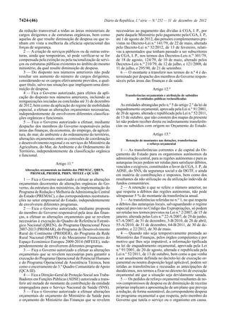 7424-(46)                                               Diário da República, 1.ª série — N.º 252 — 31 de dezembro de 2012

da redução transversal a todas as áreas ministeriais de        necessárias ao pagamento das dívidas à CGA, I. P., por
cargos dirigentes e de estruturas orgânicas, bem como          parte daquele Ministério pelo pagamento pela CGA, I. P.,
aquelas de que resulte diminuição de despesa ou que te-        até 1 de agosto de 2012, das pensões complementares pre-
nham em vista a melhoria da eficácia operacional das           vistas no Decreto-Lei n.º 141/79, de 22 de maio, alterado
forças de segurança.                                           pelo Decreto-Lei n.º 32/2012, de 13 de fevereiro, relati-
   2 — A criação de serviços públicos ou de outras estru-      vas a aposentados que tenham passado a ser subscritores
turas, ainda que temporárias, só pode verificar-se se for      da CGA, I. P., nos termos dos Decretos-Leis n.os 301/79,
compensada pela extinção ou pela racionalização de servi-      de 18 de agosto, 124/79, de 10 de maio, alterado pelos
ços ou estruturas públicas existentes no âmbito do mesmo       Decretos-Leis n.os 210/79, de 12 de julho, e 121/2008, de
ministério, da qual resulte diminuição de despesa.             11 de julho, e 295/90, de 21 de setembro.
   3 — Do disposto nos números anteriores não pode                6 — O montante a transferir nos termos do n.º 4 é de-
resultar um aumento do número de cargos dirigentes,            terminado por despacho dos membros do Governo respon-
considerando-se os cargos efetivamente providos, a qual-       sáveis pelas áreas das finanças e da saúde.
quer título, salvo nas situações que impliquem uma dimi-
nuição de despesa.                                                                      Artigo 12.º
   4 — Fica o Governo autorizado, para efeitos da apli-
                                                                     Transferências orçamentais e atribuição de subsídios
cação do disposto nos números anteriores, incluindo as                       às entidades públicas reclassificadas
reorganizações iniciadas ou concluídas até 31 de dezembro
de 2012, bem como da aplicação do regime de mobilidade            As entidades abrangidas pelo n.º 5 do artigo 2.º da lei de
especial, a efetuar as alterações orçamentais necessárias,     enquadramento orçamental, aprovada pela Lei n.º 91/2001,
independentemente de envolverem diferentes classifica-         de 20 de agosto, alterada e republicada pela Lei n.º 52/2011,
ções orgânicas e funcionais.                                   de 13 de outubro, que não constem dos mapas da presente
   5 — Fica o Governo autorizado a efetuar, mediante           lei não podem receber direta ou indiretamente transferên-
despacho dos membros do Governo responsáveis pelas             cias ou subsídios com origem no Orçamento do Estado.
áreas das finanças, da economia, do emprego, da agricul-
tura, do mar, do ambiente e do ordenamento do território,                               Artigo 13.º
alterações orçamentais entre as comissões de coordenação             Retenção de montantes nas dotações, transferências
e desenvolvimento regional e os serviços do Ministério da                          e reforço orçamental
Agricultura, do Mar, do Ambiente e do Ordenamento do
Território, independentemente da classificação orgânica           1 — As transferências correntes e de capital do Or-
e funcional.                                                   çamento do Estado para os organismos autónomos da
                                                               administração central, para as regiões autónomas e para as
                       Artigo 11.º                             autarquias locais podem ser retidas para satisfazer débitos,
                                                               vencidos e exigíveis, constituídos a favor da CGA, I. P., da
   Alterações orçamentais no âmbito dos PREMAC, QREN,          ADSE, do SNS, da segurança social e da DGTF, e ainda
       PROMAR, PRODER, PRRN, MFEEE e QCA III
                                                               em matéria de contribuições e impostos, bem como dos
   1 — Fica o Governo autorizado a efetuar as alterações       resultantes da não utilização ou da utilização indevida de
orçamentais decorrentes de alterações orgânicas do Go-         fundos comunitários.
verno, da estrutura dos ministérios, da implementação do          2 — A retenção a que se refere o número anterior, no
Programa de Redução e Melhoria da Administração Central        que respeita a débitos das regiões autónomas, não pode
do Estado (PREMAC), e das correspondentes reestrutura-         ultrapassar 5 % do montante da transferência anual.
ções no setor empresarial do Estado, independentemente            3 — As transferências referidas no n.º 1, no que respeita
de envolverem diferentes programas.                            a débitos das autarquias locais, salvaguardando o regime
   2 — Fica o Governo autorizado, mediante proposta            especial previsto no Código das Expropriações, só podem
do membro do Governo responsável pela área das finan-          ser retidas nos termos previstos na Lei n.º 2/2007, de 15 de
ças, a efetuar as alterações orçamentais que se revelem        janeiro, alterada pelas Leis n.os 22-A/2007, de 29 de junho,
necessárias à execução do Quadro de Referência Estraté-        67-A/2007, de 31 de dezembro, 3-B/2010, de 28 de abril,
gico Nacional (QREN), do Programa Operacional Pesca            55-A/2010, de 31 de dezembro, 64-B/2011, de 30 de de-
2007-2013 (PROMAR), do Programa de Desenvolvimento             zembro, e 22/2012, de 30 de maio.
Rural do Continente (PRODER), do Programa da Rede                 4 — Quando não seja tempestivamente prestada ao
Rural Nacional (PRRN) e do Mecanismo Financeiro do             Ministério das Finanças, pelos órgãos competentes e por
Espaço Económico Europeu 2009-2014 (MFEEE), inde-              motivo que lhes seja imputável, a informação tipificada
pendentemente de envolverem diferentes programas.              na lei de enquadramento orçamental, aprovada pela Lei
   3 — Fica o Governo autorizado a efetuar as alterações       n.º 91/2001, de 20 de agosto, alterada e republicada pela
orçamentais que se revelem necessárias para garantir a         Lei n.º 52/2011, de 13 de outubro, bem como a que venha
execução do Programa Operacional de Potencial Humano           a ser anualmente definida no decreto-lei de execução or-
e do Programa Operacional de Assistência Técnica, bem          çamental ou noutra disposição legal aplicável, podem ser
como o encerramento do 3.º Quadro Comunitário de Apoio         retidas as transferências e recusadas as antecipações de
(QCA III).                                                     duodécimos, nos termos a fixar no decreto-lei de execução
   4 — Fica a Direção-Geral de Proteção Social aos Traba-      orçamental até que a situação seja devidamente sanada.
lhadores em Funções Públicas (ADSE) autorizada a trans-           5 — Os pedidos de reforço orçamental resultantes de no-
ferir até metade do montante da contribuição da entidade       vos compromissos de despesa ou de diminuição de receitas
empregadora para o Serviço Nacional de Saúde (SNS).            próprias implicam a apresentação de um plano que preveja
   5 — Fica o Governo autorizado a efetuar alterações          a redução, de forma sustentável, da correspondente despesa
orçamentais do orçamento do Ministério da Saúde para           no programa orçamental a que respeita, pelo membro do
o orçamento do Ministério das Finanças que se revelem          Governo que tutela o serviço ou o organismo em causa.
 
