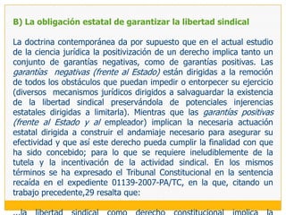 2.	LA LIBERTAD SINDICAL EN LAS NORMAS EXPRESAS DE LA CONSTITUCIÓNLa consagración constitucional expresa de la libertad sindical, prevista en los artículos 28, 42 y 153, se ocupa de tres temas, además del reconocimiento expreso del derecho: titularidad (a partir  fundamentalmente de las exclusiones), obligación estatal de garantizarla y obligación estatal de cautelar el principio democrático. Además de ello, consagra expresamente los derechos de negociación colectiva y de huelga, que son expresiones de la libertad sindical en cuanto se trata de un derecho fundamentalmente de actividadLa titularidad de la libertad sindicalLa libertad sindical es un derecho complejo que tiene una doble titularidad: los trabajadores individualmente considerados (titularidad individual) y las organizaciones de trabajadores (titularidad colectiva).Puestos ya en el terreno de las relaciones laborales propiamente dichas, y a partir de una fuerte matización teleológica, funcional, práctica e institucional, terminamos inclinándonos por la titularidad unilateral de este derecho y, por tanto, excluimos a los empresarios de su ámbito subjetivo por dos razones fundamentales, que pasamosa exponer muy sintéticamente: