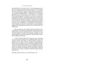 EN   LEGÍTIMA DESOBEDIENCIA


RD 266/1995 de 24 de febrero. El art. 7 de este Reglamento esta-
blece -en la misma línea que la normativa anterior-, que el Consejo
Nacional de Objeción de Conciencia «podrá requerir de los solicitan-
tes o de otras personas, órganos o instituciones la aportación de
documentación complementaria o testimonios que se entiendan
pertinentes para el reconocimiento como objetor de conciencia».
Puede, pues, imaginarse un escenario en el que ante un supuesto
de insumisión el juez se considere facultado, por sí mismo o por
medio del Consejo Nacional de Objeción de Conciencia, a investigar
la vida privada del objetor para calibrar la sinceridad de sus alega-
ciones. Y si ya es criticable que el CNOC pueda entrometerse en la
privacidad de los ciudadanos en el procedimiento de reconocimien-
to de la objeción de conciencia, esta facultad se vuelve doblemente
peligrosa con la disposición contenida en el art. 520 del Proyecto de
Código Penal.

      Pero por encima de estas críticas hay que denunciar la pre-
tensión de dar una respuesta exclusivamente penal al fenómeno de
la insumisión. Lo que los insumisos ponen en cuestión es la exis-
tencia de un SMO. Y su postura ha encontrado un amplio eco en la
opinión pública que cada vez cuestiona en mayor medida la necesi-
dad y utilidad de este servicio.

      La única respuesta adecuada al fenómeno de la insumisión
sería, pues, abrir un debate en la sociedad española acerca del
modelo de defensa. Este debate no debería limitarse a plantear la
disyuntiva entre SMO y Ejército totalmente profesionalizado.
Debería servir para plantearse la cuestión de qué peligros nos ame-
nazan, qué tipo de defensa queremos o en qué medida dicha defen-
sa debe ser militar. Sólo de esta manera se llegaría al fondo del
asunto y se resolvería el problema que han puesto sobre el tapete la
insumisión por un lado y el aumento creciente del número de obje-
tores por otro.

[Publicado en Mientras Tanto nº 63, otoño 1995; págs. 18-21]




                                   248
 