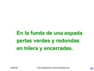 En la funda de una espada perlas verdes y redondas en hilera y encerradas. 