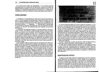 256

11

La enseñanza de la educación física

En el canal social, existen dos posibilidades: (1) Si el alumno participa
individualmente en la producción de soluciones, entonces el proceso de
descubrimiento es privado, y por tanto el contacto social es mínimo. (2) Sin
embargo, si el proceso de descubrimiento se realiza con un compañero (o
compañeros), entonces la situación en este canal tiende hacia el máximo.

CONCLUSIONES
La enseñanza y el aprendizaje por medio de la resolución de problemas
crea un nivel de persistencia automotivado. Saber que siempre hay otra
forma, mantiene despierto el proceso cognitivo y lleva a la indagación, que
a su vez conduce al descubrimiento. Esta cadena de comportamiento de
disonancia cognitiva ~ indagación ~ descubrimiento, representada
en el proceso de resolución de problemas, tiene una dimensión que sólo
sucede en la resolución de problemas dentro del Espectro de los Estilos
de Enseñanza.
La resolución de problemas constituye un proceso abierto en dos direc­
ciones: Primero, el contenido es abierto porque siempre existe la posibili­
dad de otra soiución, otro movimiento, otra forma de pasar el balón, u otra
forma de romper la defensa contraria. Así, el contenido es dinámico por­
que se renueva constantemente. Segundo, el proceso de descubrimiento
se perpetúa a sí mismo, porque el hecho de encontrar una nueva solución
prueba la validez del descubrimiento. La satisfacción de descubrir es tan
fuerte que la propia acción del descubrimiento se convierte en el agente
reforzador y motivador que impulsa al alumno a buscar más soluciones, al­
ternativas, e ideas.
A este respecto, todos los estilos anteriores del Espectro son diferentes,
puesto que tienen la dimensión de finalidad. Sus definiciones, las descrip­
ciones de sus anatomías, sus implicaciones para el individuo que emerge
connotan finalidad -finalidad en la estructura y contenido del tema, y fina­
lidad en el proceso de aprendizaje--. Esta verificación clarifica, en parte, la
dependencia del profesor con respecto al contenido en todos los estilos
previos, asi como la motivación y feedback externos, y la involucración en
el propio proceso de aprendizaje. El proceso de resolución de problemas
propone el desarrollo de una mayor independencia tanto en las respuestas
cognitivas como en las físicas, y es hasta el momento, el único del Espec­
tro que demuestra realmente la relación cognitiva-física en sus diversas di­
mensiones.

EL PROGRAMA INDIVIDUALIZADO.
EL DISEÑO DEL ALUMNO
(ESTILO H)

El umbral de descubrimiento ya ha sido cruzado en los estilos F y G. En
el primero, el proceso del descubrimiento guiado ilustra cómo las respues­
tas del alumno dependen de la meticulosa secuencia de estímulos (pre­
guntas, indicios) presentados por el profesor. La respuesta específica
constituye un descubrimiento para 'el alumno. En el estilo G, el proceso de
producción divergente Ilustra una mayor independencia del alumno en el
descubrimiento de movimientos alternativos, disminuyendo la dependencia
del profesor. Cada soluciijn del alumno no requiere un nuevo estimulo del
profesor. Sin embargo, la estructura y la realidad de este estilo, aún pro­
mueve un fuerte nexo entre profesor y alumno, puesto que el primero es
quien diseña la pregunta. Es decir, en el estilo G el alumno gana indepen­
dencia mientras produce movimientos divergentes, pero el profesor decide
el diseño del problema.
El estilo H representa un paso más allá del umbral de descubrimiento,
puesto que el alumno descubre y diseña la pregunta o el problema.
En este estilo el profesor decide el contenido y el tema general a tratar,
y el alumno toma las decisiones acerca de las preguntas (problemas) y las
múltiples soluciones, organizándolas por categorías, temas y objetivos,
constituyendo un programa indívidualizado que el alumno ha descubierto y
diseñado. Este programa guía al alumno en la ejecución y desarrollo del
tema específico.

OBJETIVOS DEL ESTILO
El objetivo de este estilo consiste en proporcionar al alumno la oportuni­
dad de desarrollar un programa por sí mismo, basado en las capacidades
cognitivas y físicas para el tema dado. El conocimiento y las destrezas físi­
cas que se necesitan para participar en este estilo, son el resultado de las
experiencias acumuladas en los estilos anteriores (A-G). Para iniciarse en
el estilo H, se requieren una serie de conocimientos acerca de las habilida­
des físicas propias, así como la familiarización con los procesos de descu­
brimiento y producción divergente. Además, el alumno debe tener la capa­

 