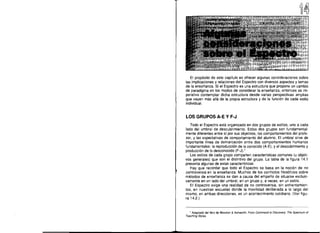 ~~

~t!tf


ALGUNAS CONSIDERACIONES SOBRE EL ESPECTRO

El propósito de este capítulo es ofrecer algunas consideraciones sobre
las implicaciones y relaciones del Espectro con diversos aspectos y temas
de la enseñanza. Si el Espectro es una estructura que propone un cambio
de paradigma en los modos de considerar la enseñanza, entonces es im­
perativo contemplar dicha estructura desde varias perspectivas amplias
que vayan más allá de la propia estructura y de la función de cada estilo
individual.

LOS GRUPOS A-E Y F-J
Todo el Espectro está organizado en dos grupos de estilos, uno a cada
lado del umbral de descubrimiento. Estos dos grupos son fundamental­
mente diferentes entre sí por sus objetivos, los comportamientos del profe­
sor, y las expectativas de comportamiento del alumno. El umbral sirve de
importante línea de demarcación entre dos comportamientos humanos
fundamentales: la reproducción de lo conocido (A-E), y el descubrimiento y
producción de lo desconocido (F-J):
Los estilos de cada grupo comparten características comunes (u objeti­
vOs generales) que son el distintivo del grupo. La tabla de la figura 14.1
presenta algunas de estas características.
Hay que recordar que todo el Espectro se basa en la noción de no
controversia en la enseñanza. Muchos de los conflictos filosóficos sobre
métodos de enseñanza se dan a causa del empeño de situarse exclusi­
vamente en un lado del umbral, en un grupo y, a veces, en un estilo.
El Espectro exige una realidad de no controversia, sin enfrentamien­
tos, en nuestras escuelas donde la movilidad deliberada a lo largo del
mismo, en ambas direcciones, es un acontecimiento cotidiano. (Ver figu­
ra 14.2.)

~ Adaptado del libro de Mosston & Ashworth: Prom Command ro Discovery: The Spectrum of
Teaching Styles.

 