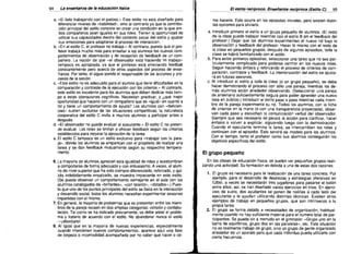 94

La enseñanza de la educación física

_ _0 _ 0 0 	

_ _ _--'E=:' estilo recífJ!oco. Enseñanza reciproca (Estilo el

.~_

a...El listo trabajando con el patoso.» Este estilo no está diseñado para
diferenciar niveles de «habilidad ... sino ai contrario ya que la contribu·
ción principal del estilo consiste en crear una condición en la que am­
bos compañeros sean Iguales en sus roles. Tienen ia oportunidad de
utilizar sus capacidades dentro del contexto social del estilo y ajustar
sus emociones para adaptarse al proceso de interacción.
b...En el estilo C, el profesor no trabaja.» Al contrario, puesto que el pro­
fesor trabaja mucho más para enseñar a los alumnos los nuevos com­
portamientos de observación y de recepción de feedback de un como
pañero. La noción de que .. el observador está haciendo mi trabajo»
tampoco es apropiada, ya que el profesor está ofreciendo feedbak
constantemente pero acerca de otros aspectos del proceso de ense­
ñanza. Por tanto, él sigue siendo el responsable de las acciones y pro­
cesos de la sesión.
c...Este estilo no es adecuado para el alumno que tiene dificultades en la
comparación y contraste de ia ejecución con los criterios.» Al contrario,
este estilo es excelente para los alumnos que deben dedicar más tiem­
po a estas operaciones cognitivas. Necesitan practicar, y ¿qué mejor
oportunidad que hacerlo con un compañero que es «igual» en cuanto a
rol y tiene un comportamiento de ayuda? Los alumnos con ..deficien­
cias» suelen excluirse de las situaciones competitivas; la naturaleza
cooperativa del estilo C invita a muchos alumnos a participar antes o
después.
d... El observador no puede evaluar al ejecutante.» El estilo C no preten­
de evaluar. Los roles se limitan a ofrecer feedback según los criterios
establecidos para mejorar la ejecución de la tarea.
e. El estilo C tampoco es un estilo exclusivo para ..trabajar con tu pare­
ja», donde los alumnos se emparejan con el propósito de realizar una
tarea y se dan feedback mutuamente según su respectivo tempera­
mento.
6. La mayoría de alumnos aprecian esta igualdad de roles y acostumbran
a comportarse de forma adecuada y con entusiasmo. A veces, el alum­
no de nivel superior que ha sido siempre diferenciado, reforzado, y qui­
zás indebidamente ensalzado, se muestra impaciente en este estilo.
(Se puede observar un comportamiento semejante en el aula con los
alumnos catalogados de .. brillantes», «con talento», .. dotados».) Pues­
to que uno de los puntos principales del estilo se basa en la Interacción
y desarrollo social, todos los alumnos necesitan experimentar sesiones
Impartidas con el mismo.
7. En general, la mayoria de problemas que se presentan entre los miem­
bros de la pareja recaen en dos amplias categorias: colisión y confabu·
lación. Tal como se ha indicado previamente, se debe aislar el proble­
ma y tratarlo de acuerdo con el estilo. No abandonar nunca el estilo
-iabordarlo!
B.	 Al igual que en la mayoría de nuevas experiencias, especialmente
cuando intervienen nuevos comportamientos. aparece aquí una fase
de torpeza o incomodidad acompañada por no saber qué hacer o có-

95

mo hacerlo. Esto ocurre en los episodios iniciales, pero existen distin­
tas opciones para aliviarlo.

I

!
J;,
P.

~

i

¡


a. Introducir primero el estilo a un grupo pequeño de alumnos. (El resto
de la clase puede trabajar mientras con el estilo B sin el feedback del
profesor.) Dejar que los alumnos experimenten el nuevo rol bajo la
observación y feedback del profesor. Hacer lo mismo con el resto de
la clase en pequeños grupos; después de algunos episodios, toda la
clase se habrá familiarizado con el estilo.
b. Para estos primeros episodios, seleccionar una tarea que no sea par­
ticularmente complicada para poderse centrar en los nuevos roles.
Seguir haciendo énfasis y reforzando el proceso de criterios de com­
paración, contraste y feedback. La interiorización del estilo se ajusta­
rá en futuras sesiones.
c.	 Al introducir el estilo a toda la clase (o un grupo pequeño), se debe
hacer demostrando el proceso con sólo una pareja, mientras los de­
más alumnos están alrededor observando. (Seleccionar una pareja
de antemano suficientemente segura para poder aprender una nueva
idea en público.) Introducir el estilo paso a paso mientras cada miem­
bro de la pareja experimenta su rol. Todos los alumnos, con la ficha
de criterios en la mano (o con una transparencia proyectada), obser­
van cada paso y escuchan la comunicación verbal del observador.
Siempre que sea necesario se parará la acción para clarificar, hacer
énfasis o volver a explicar, siguiendo luego con la demostración.
Cuando el ejecutante termina la tarea, se intercambian los roles y
continúan con el episodio. Esto servirá de modelo para los alumnos.
Con ei tiempo, tanto el profesor como sus alumnos conseguirán los
objetivos especificos del estilo.

El grupo pequeño
En las clases de educación física, se suelen ver pequeños grupos reali­
zando una actividad. Su formación es debida a una de estas dos razones:
1.	 El grupo es necesario para la realización de una tarea concreta. Por
ejemplo, para el desarrollo de destrezas y estrategias ofensivas en
fútbol, a veces se necesitarán tres jugadores para pasarse el balón
entre ellos; así, se han diseñado varios ejercicios en tríos. En ejerci­
cios de suelo, dos ayudantes se ponen de rodillas a cada lado del
ejecutante y le ayudan utilizando distintas técnicas. Existen otros
ejemplos de trabajo en pequeños grupos, que son intrínsecos a la
propia tarea.
2.	 El grupo se forma debido a necesidades de organización, habitual­
mente cuando no hay suficiente material para el número total de par­
ticipantes. Se puede oir a menudo en el gimnasio: «Grupo uno en la
barra de equilibrios, grupo dos en las paralelas», etc. Esta situación
no es realmente trabajo de grupo, sino un grupo de gente organizado
alrededor de un aparato para que cada individuo pueda utilizarlo con
cierta frecuencia.

 