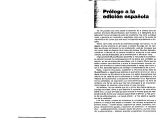 Pr6Iogo a, I.•
:.edll:I6n·espafiola
Va han pasado unos anos desde la aparici6n de la primera obra del
protesor americano Muska Mosston, que incorpora a la bibliografia de la
aducacion lisica el concepto de esti/o de ensensnze. Hoy, tanto su trabajo
como su persona son conocidos y rsspetados, como as! se ha puesto de
manifiesto en los cursos que esle autor ha impartido recientemente en Es­
pana.
Vernos como esta corriente de snsenanza arraig6 con fuerza y no ha
dejado de estar presente en gimnasios y campos de juego, con los cam­
bios que el paso del tiernpo ha ido produciendo. Justo es reconocer que
los nuevos aires nos lIegaron de la mano del profesor Sanchez Banuelos,
cuando en la decada de los setenta iniciaba su andadura en los vastos
campos, apenas desbrozados, de la snsenanza de la educaclon fisica.
Originariamente Muska Mosston desarrolla la estructura de la ensenan­
za complementando las preocupaciones de la epcca, que centraban su
atencion en las estructuras del aprendizaje y de la materia. Decia que los
estilos nacieron para identificar y aclarar et comportamiento docente; afir­
maba que la snsenanza lntencionada garantizaba el Irabajo bien hecho y
que el mas apreciado objetivo era conseguir la independencia del alumno.
Nadie, 0 apenas muy pocos, cusstionan la influencia de las ideas de
Muska Mosston, y aquellos que bebimos en sus fuentes creimos en elias y
desde entonces las difundimos en las aulas. Los eslilos de snsenanza han
sido el pan de cada dla que ha alimentado a muchos entrenadores y a la
mayoria de los profesores y estudiantes de sducaclon lis/ca. Aparecieron
nuevos conceptos, se populariz6 una nueva terminologfa y se lIen6 de
contenido uno de los vacios .Que. mas han preocupado a los ensenantes:
como preparar las sesiones y como actuar en cada momento.
No obstante, hay que resaltar que en su primer Iibro habfa ciartas pro­
puestas discutibles, como la que defendia la supremacfa de unos sstilos
sobre otros, 0 la que af/rmaba que para alcanzar el maximo grado de inds­
pendencia del alumno era necesario pasar desde el primero y mas genui­
no de los estilos directivos -el mando directa- al mas abierto y esponta­
neo de la creatividad.
Este Iibro aclara y supera las limitaciones y. contradicciones primeras y
presenta un enfoque mas amplio e innovador. Se rnatizan y enriquecen los
primeros estilos -mando directo, asignaci6n de tareas, ensefjanza reci­
proca, descubrimiento guiado y resoluci6n de problemas --€ incorpora
otros -autodescubrimiento, inclusi6n, aiseno del alumno, alumnos inicie­
dos y autoensefjanza--, distintos, atrevidos y sugerentes. En consonancia

 