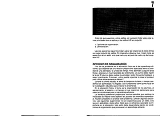 7

SOBRE LOS ESTILOS A-E

Antes de que pasemos a otros estilos, es necesario tratar sobre dos te­
mas principales que se aplican. a los estilos A-E en conjunto:

1. Opciones de organización.
2. Demostración.
Las dos secciones siguientes tratan sobre las relaciones de estos temas
con este conjunto de estilos. Es imperativo observar que ningún tema es
específico de un estilo, sino que cada uno es parte de cada uno de los es­
tilos A-E.

OPCIONES DE ORGANIZACiÓN
Uno de los problemas en la educación fisica es el del aprendizaje efi­
ciente, que depende de una relación proporcional adecuada entre la canti­
dad de una actividad y la unidad de tiempo. Para aprender cualquier tarea
física y alcanzar un nivel razonable de rendimiento, iel alumno debe repetir
la tarea! El alumno debe realizar la actividad, recibir frecuente feedback, y
seguir practicando. Entonces, ¿cómo puede organizar la clase el profesor
para utilizar eficientemente el tiempo?
Durante la última década, el tema de tiempo-en-Ia-larea, o tiempo aca­
démico de aprendizaje, ha llegado a ser fundamental como punto focal en
la investigación educativa para mejorar la enseñanza.
En la educación física, el tema es la organización de los alumnos, el
equipamiento, el espacio, y el tiempo en sus relaciones particulares para
crear las condiciones para un aprendizaje eficiente.
La iiteratura profesional proporciona muchos estudios que verifican la
necesidad de mejorar este aspecto del proceso de enseñanza-aprendiza­
je. Nuestro propósito es analizar este problema y ofrecer algunas soiucio­
nes. Las siguientes sugerencias no son especificas para un estilo, sino
que son aplicables a todos ellos. Dado que una eficiencia razonable es im­
portante en la educación, todo estilo debe desarrollarse dentro de condi­
ciones de organización que promuevan un aprendizaje eficiente.

 