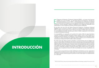4 5
Organismo de Evaluación y Fiscalización Ambiental - OEFA Informe 2013 - 2014 | Fiscalización ambiental en residuos sólidos de gestión municipal provincial | Índice de cumplimiento de los municipios provinciales a nivel nacional
E
l Organismo de Evaluación y Fiscalización Ambiental (OEFA) —en el marco de las funciones
conferidas por la Ley N° 29325 - Ley del Sistema Nacional de Evaluación y Fiscalización
Ambiental,modificadaporlaLeyN°30011—estáfacultadoparaejercerlafiscalizaciónambiental
en los subsectores de su competencia,la cual comprende las funciones de evaluación,supervisión,
fiscalización y sanción, destinadas a asegurar el cumplimiento de las obligaciones ambientales de sus
administrados, así como el régimen de incentivos de buenas prácticas ambientales.
De otro lado, como ente rector del Sistema Nacional de Evaluación y Fiscalización Ambiental
(SINEFA), ejerce las funciones normativa y supervisora de Entidades de Fiscalización Ambiental
(EFA) de ámbito nacional, regional y local. A través de esta última, el OEFA realiza supervisiones a
las municipalidades provinciales y distritales para verificar el debido cumplimiento de sus funciones
en materia de fiscalización ambiental.
Las municipalidades son responsables por la gestión de los residuos sólidos de origen domiciliario,
comercial y de aquellas actividades que generan residuos similares a estos, en todo el ámbito de su
jurisdicción territorial. Asimismo, en coordinación con las autoridades del sector salud, deben evaluar
e identificar los espacios adecuados para implementar rellenos sanitarios, que son las infraestructuras
autorizadas para la disposición final de residuos sólidos municipales.
En el Perú existen diez rellenos sanitarios autorizados1
y en funcionamiento para una población que
supera los treinta millones de habitantes. Esta situación demuestra que existen graves problemas que
impiden la rápida implementación de infraestructuras para la adecuada disposición final de los residuos
sólidos. Para superar estas dificultades, es necesario contar con la participación de todos los niveles del
sector público, las empresas y organizaciones privadas y la ciudadanía en general. Los asuntos sociales,
económicos y ambientales vinculados a la gestión de residuos sólidos involucran tanto a los gobiernos
regionales como a los gobiernos locales, al ser ellos las autoridades más cercanas a la población y sus
necesidades.
En ese escenario, corresponde destacar la labor del Ministerio del Ambiente, que viene impulsando la
implementación de infraestructuras de residuos sólidos.Así,actualmente,promueve el establecimiento
de 5 rellenos sanitarios; mientras que para los próximos tres años espera apoyar en la implementación
de 31 adicionales.
1
	 Información proporcionada por la Dirección General de Salud Ambiental del Ministerio de Salud (Digesa), actualizada al 04 de noviembre de 2014.
INTRODUCCIÓN
 